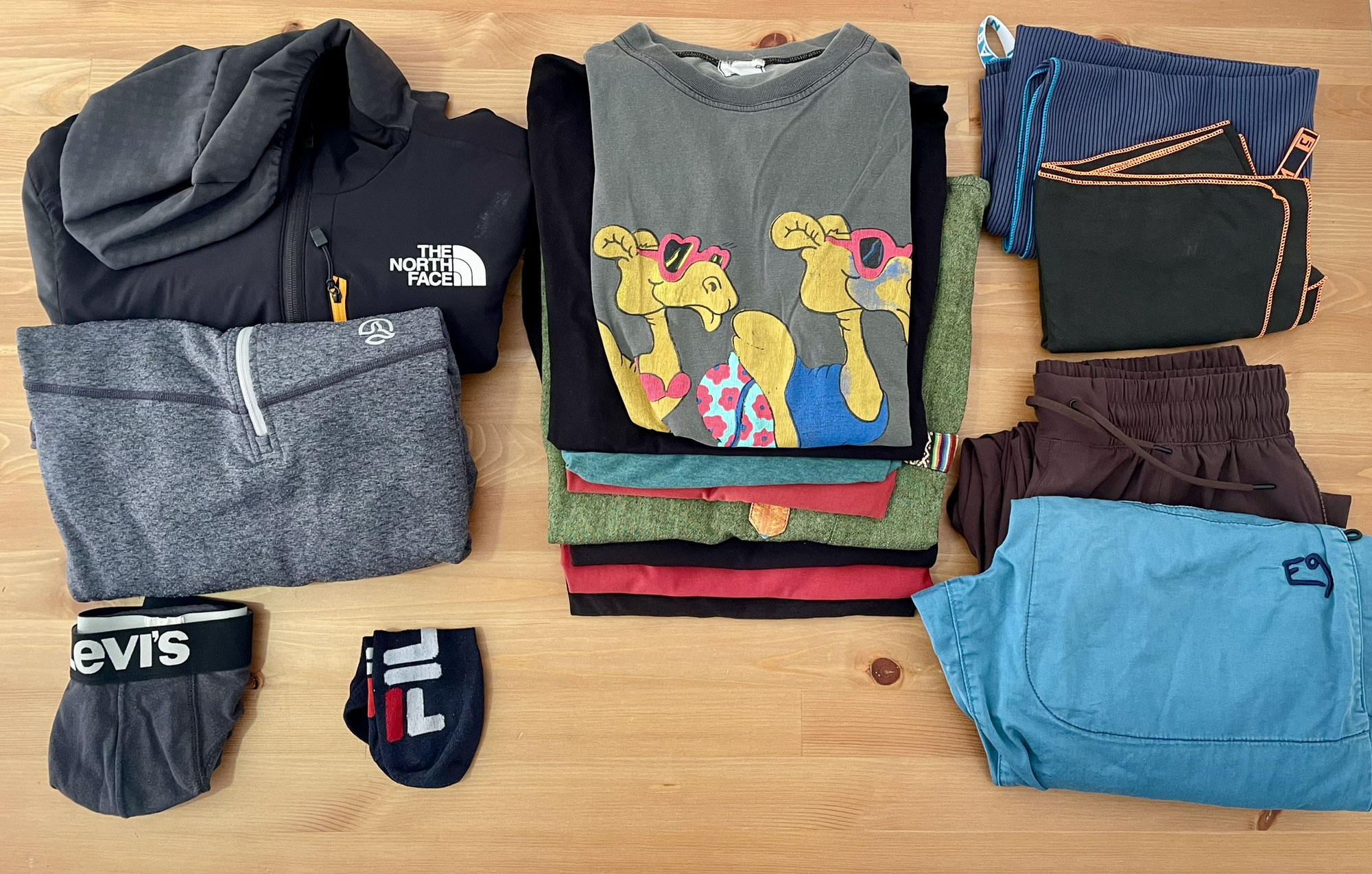Come vestirsi nel Sahara? Abbigliamento, calzature e materiale.