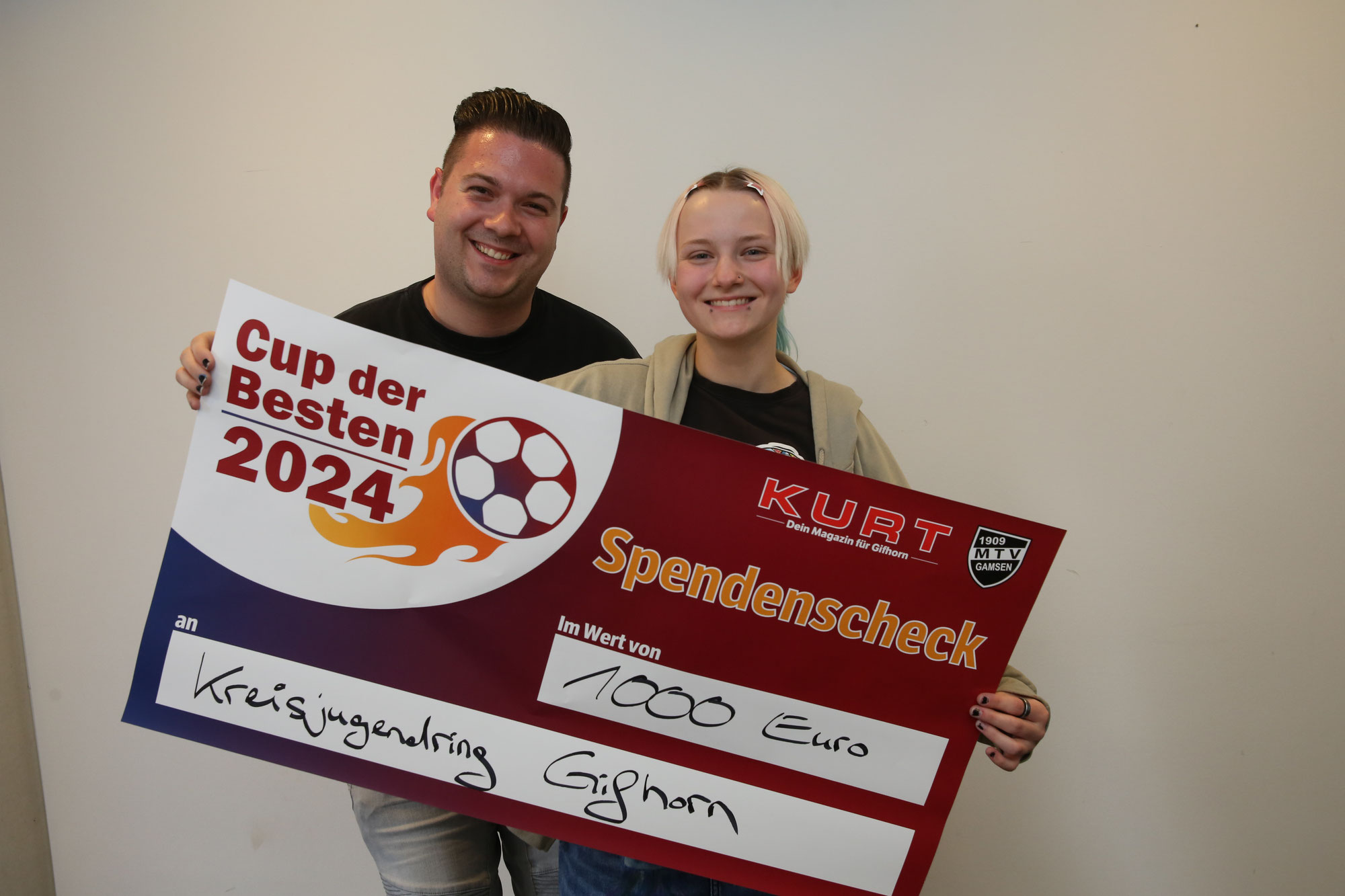 Spendenübergabe durch den Cup der Besten: 1000 Euro für die Gifhorner Jugendmesse