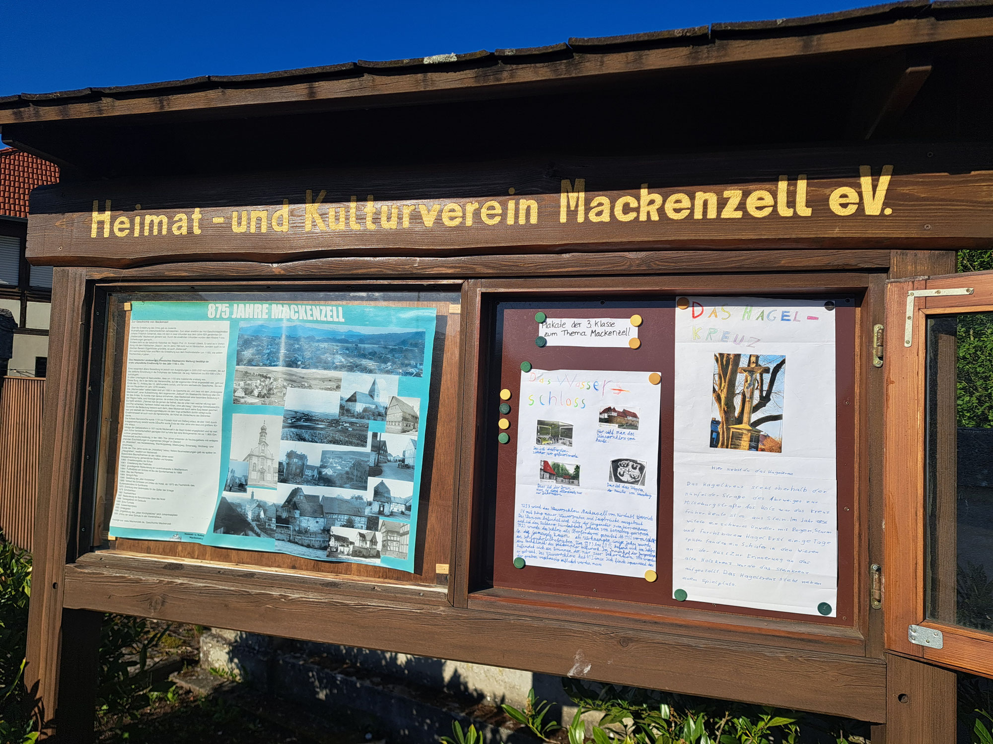 Schau mal rein- Schaukasten des HuKV mit Plakaten der Grundschule