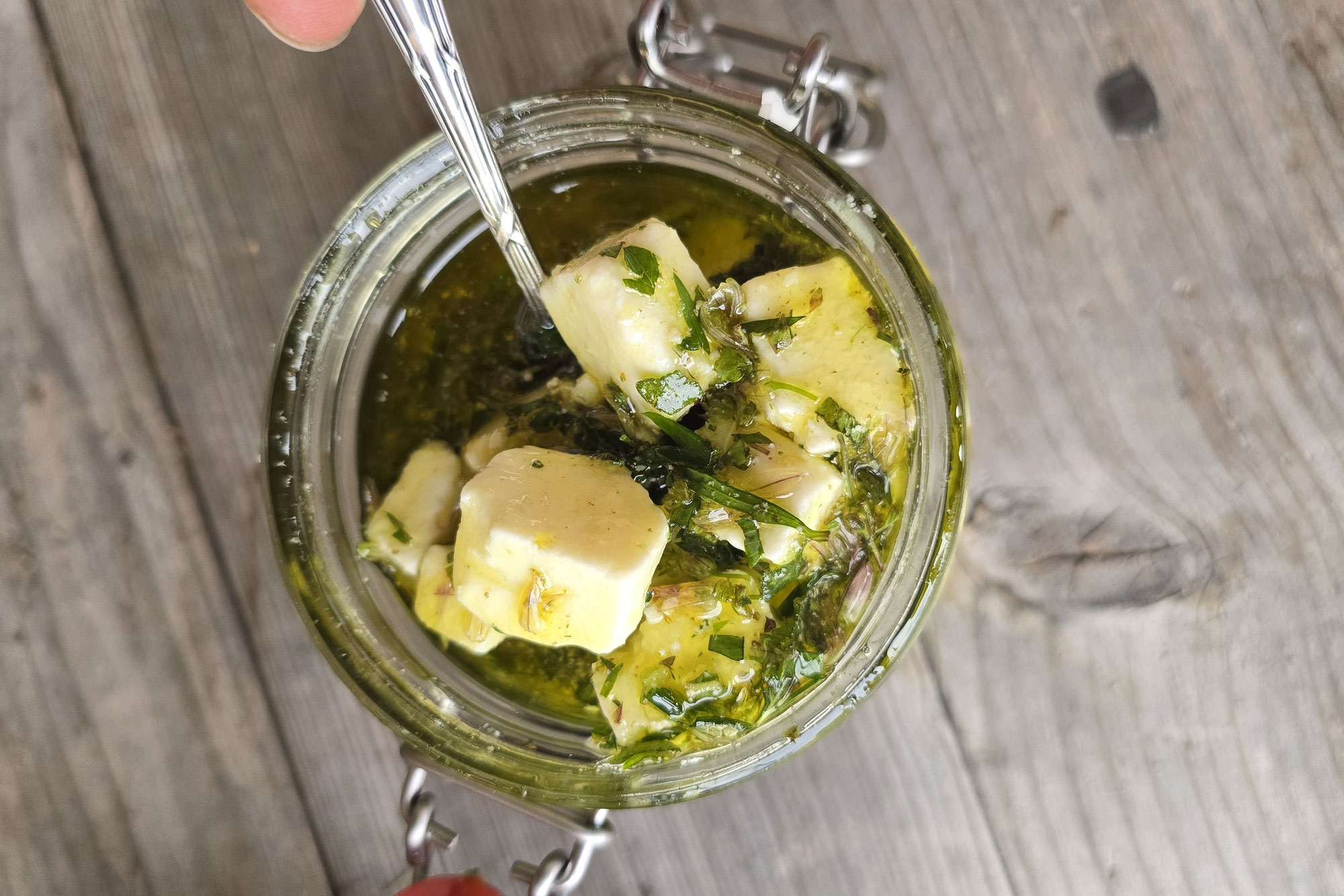Eingelegter Feta mit Wildkräutern - Sommer im Glas!