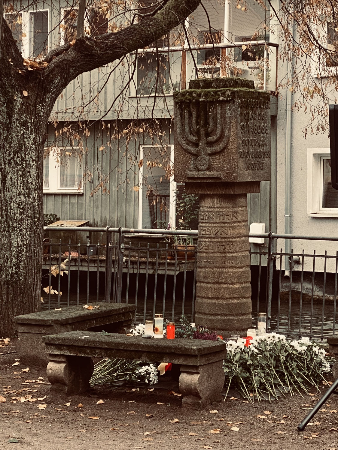 Erinnern für die Zukunft - Q12 besucht Gedenkveranstaltung