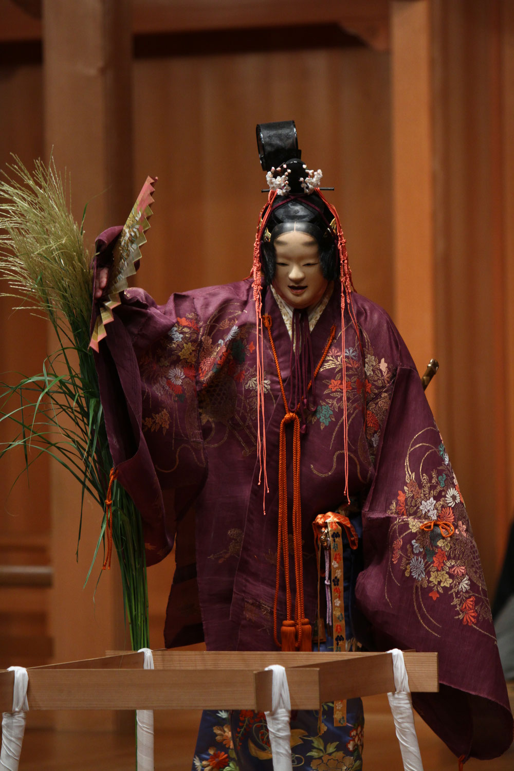 能面 小面　十六　伝統芸能　能舞台　25ケ406 An Evening of Traditional Japanese Arts | 公演情報・キャスト