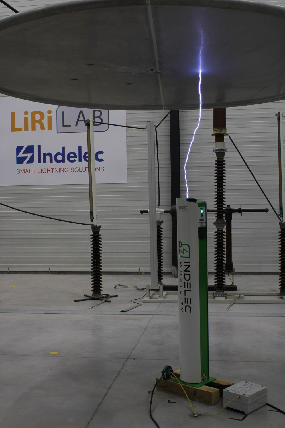 Indelec Mobility propose les seules bornes de recharge pour vehicules électriques à avoir passé avec succès des tests de foudroiement en laboratoire