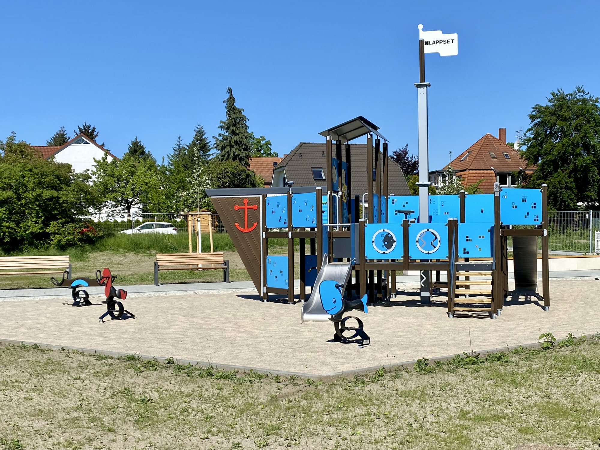 Spielschiff ankert am Wuhlebecken