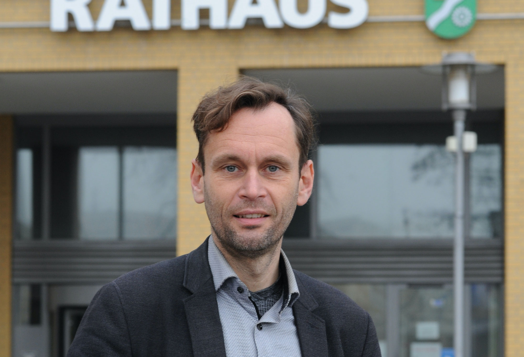 100 Tage im Amt, 100 Schulbauprojekte vor der Brust