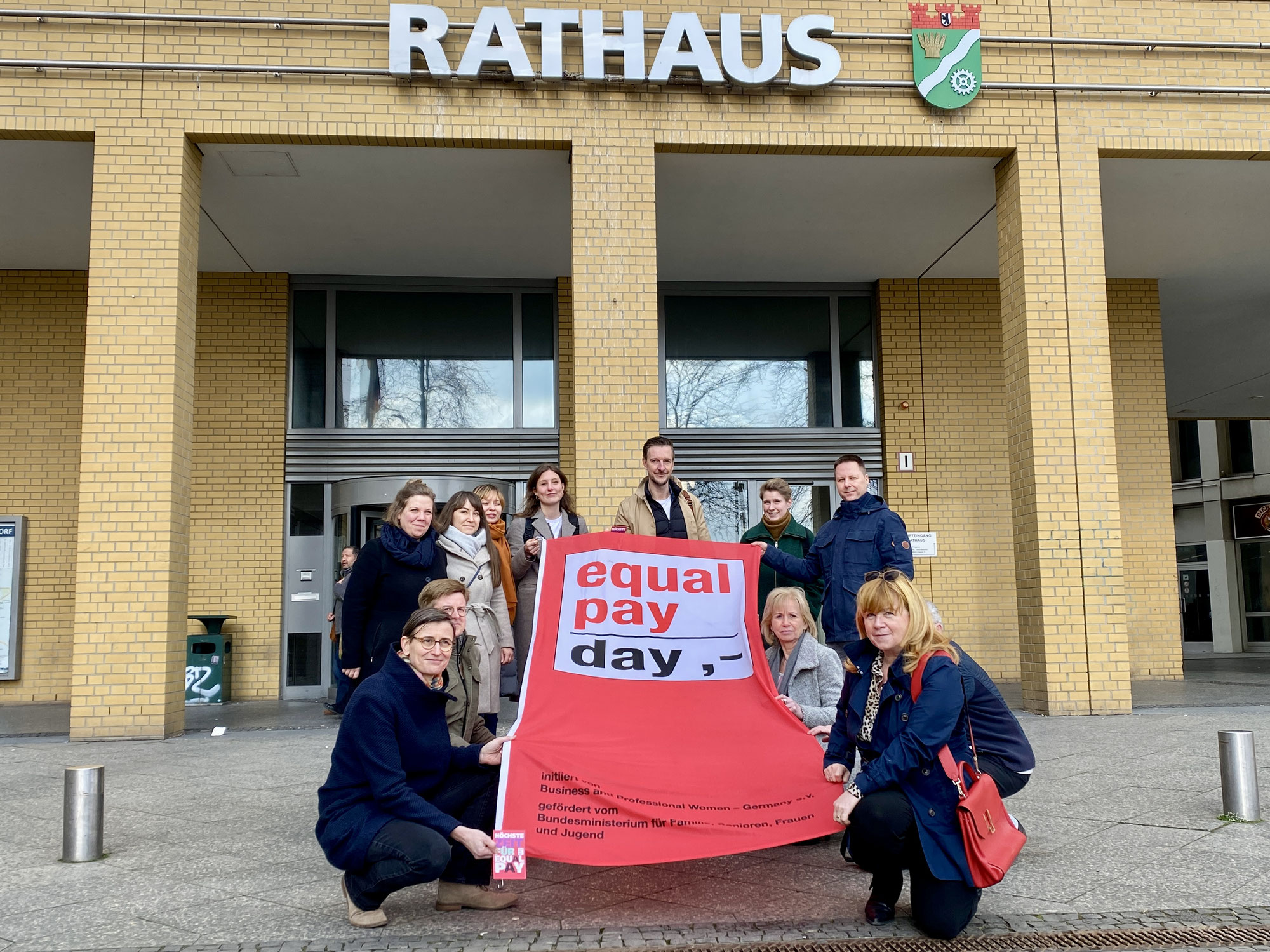 Marzahn-Hellersdorf hisst rote Flagge gegen Lohnungerechtigkeit