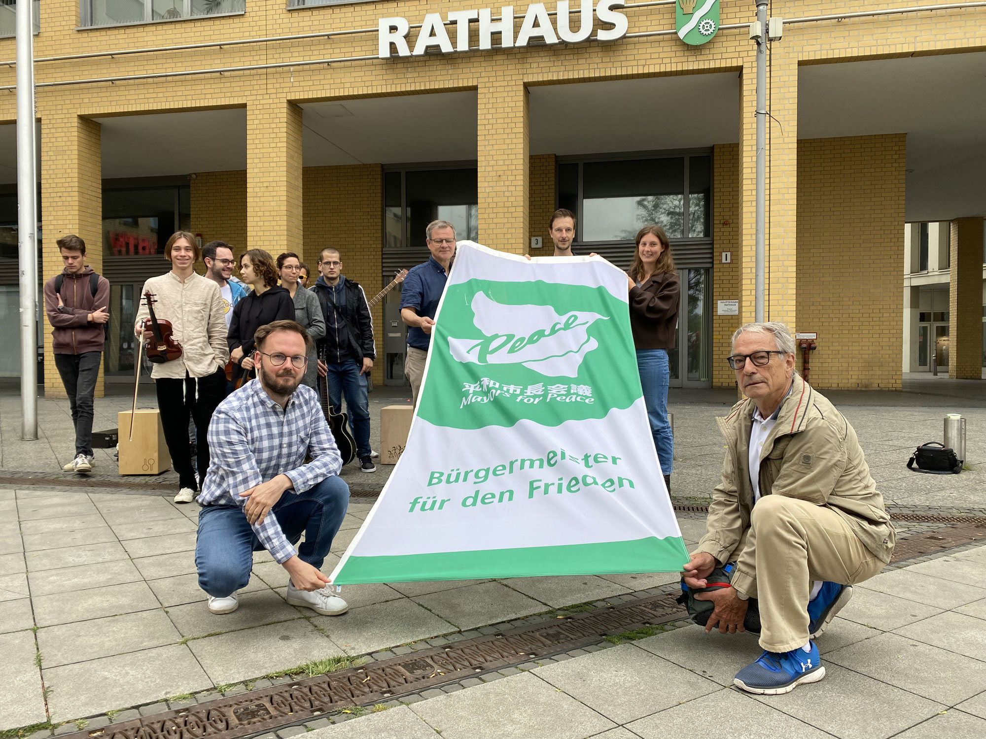 Flagge für Frieden und gegen Atomwaffen weht vor dem Rathaus