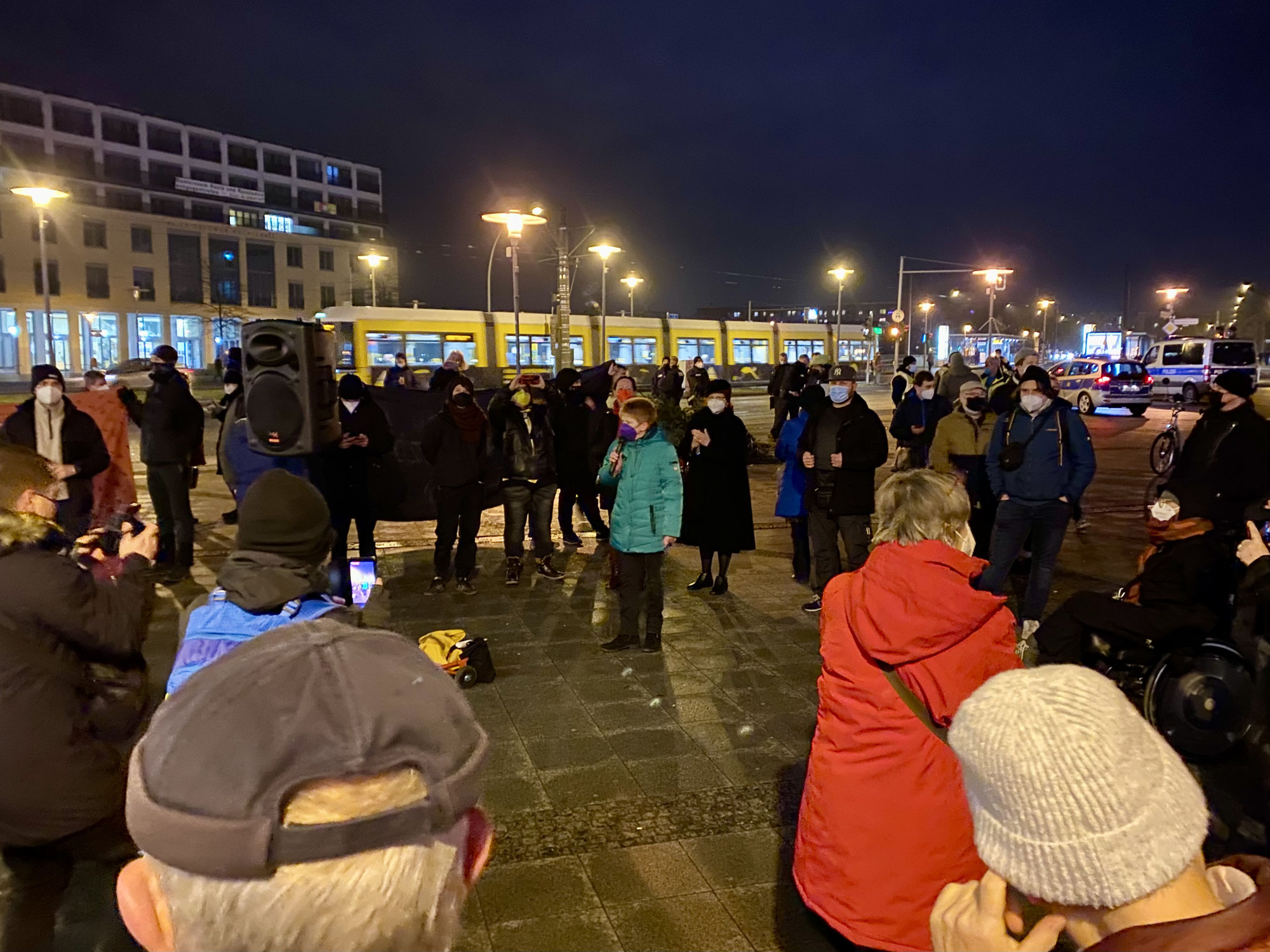 Protest in Helle Mitte gegen „Querdenken“-Demo