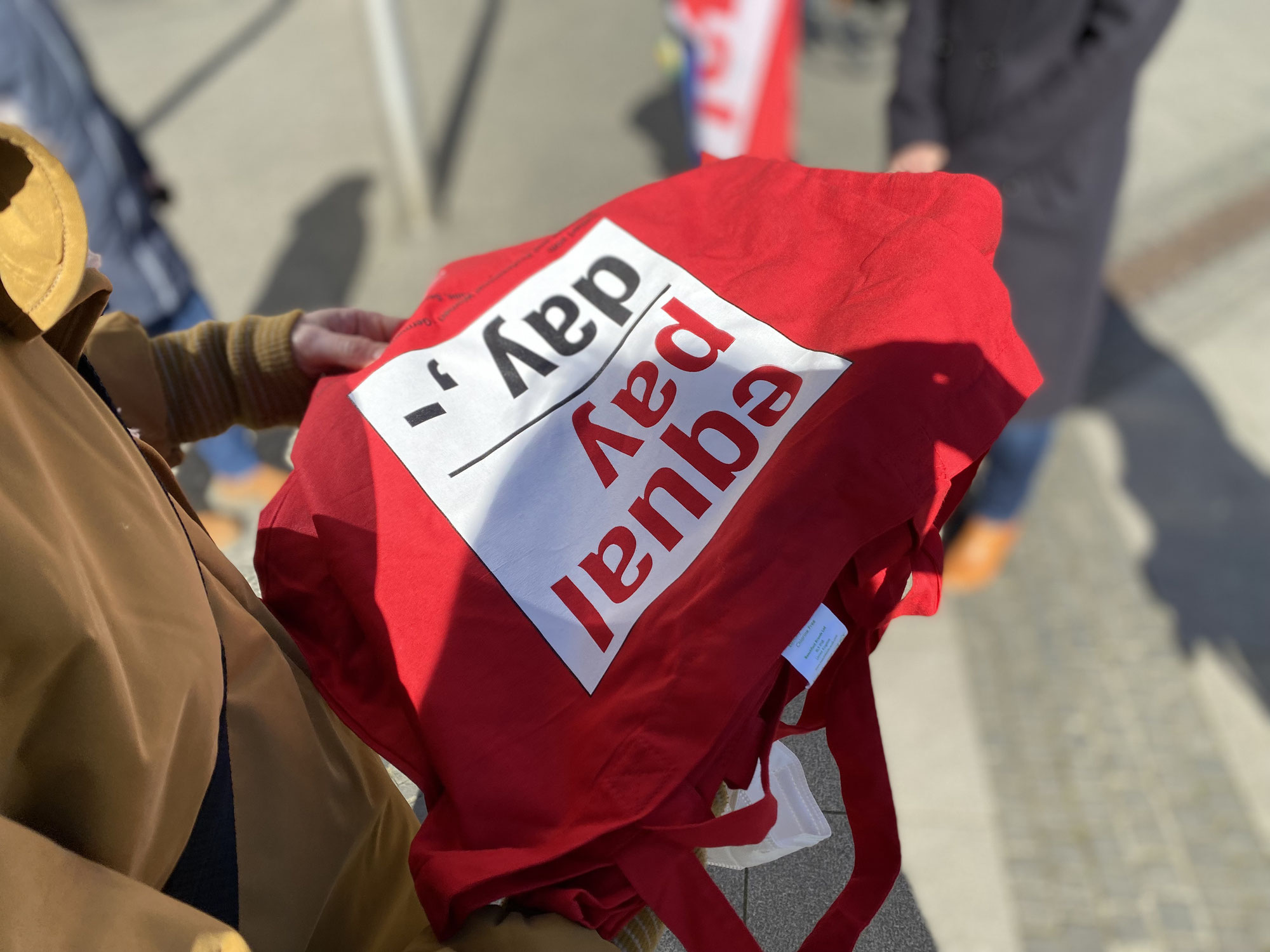 Die Lohnlücke muss weg: Protest vor dem Rathaus am Equal Pay Day