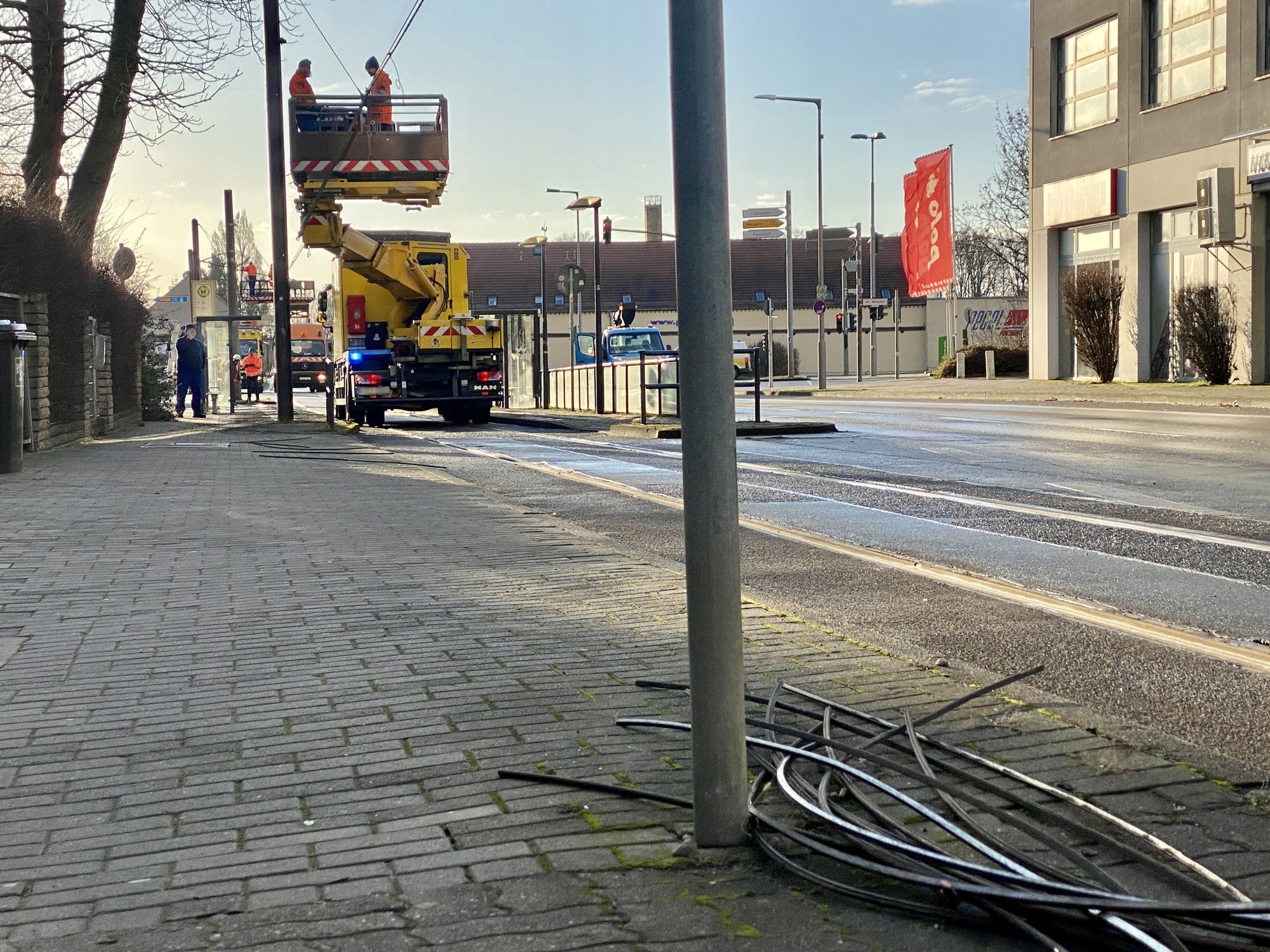 Lkw reißt in Mahlsdorf Tram-Oberleitung hinunter
