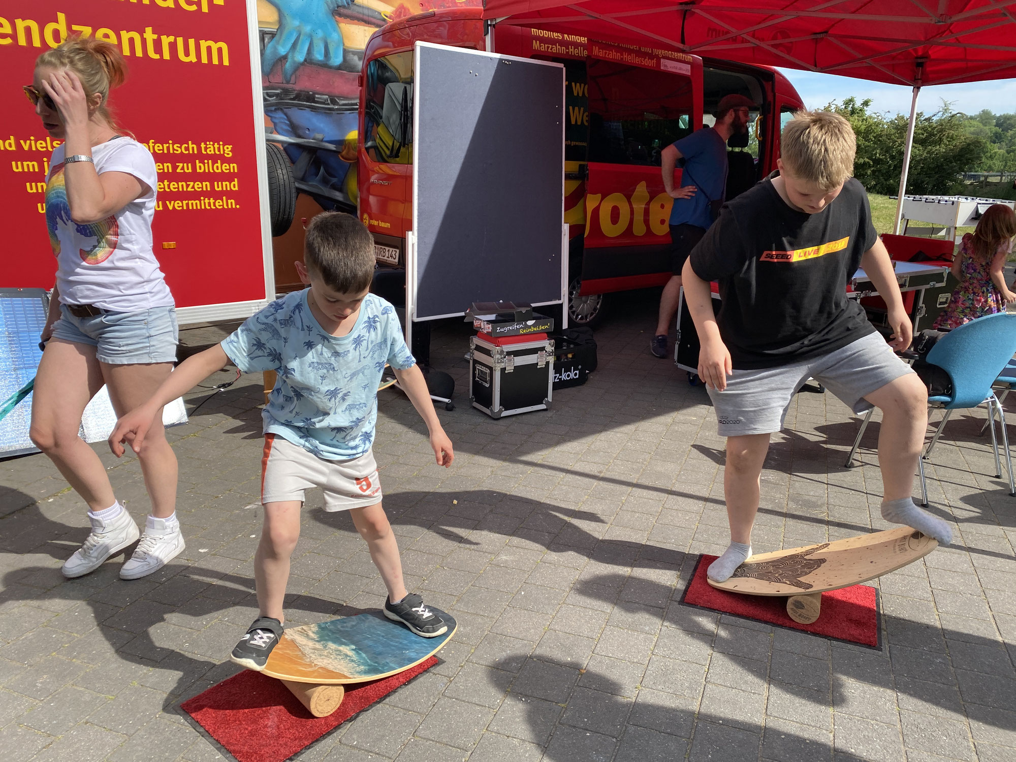 Rollendes Kinder- und Jugendzentrum geht an den Start