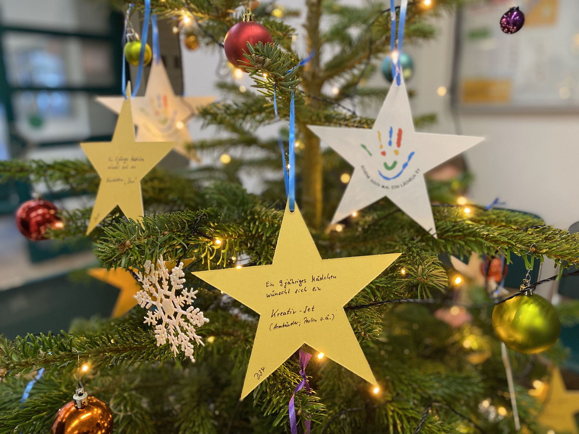 Wunschzettel vom Baum pflücken und Kinder glücklich machen
