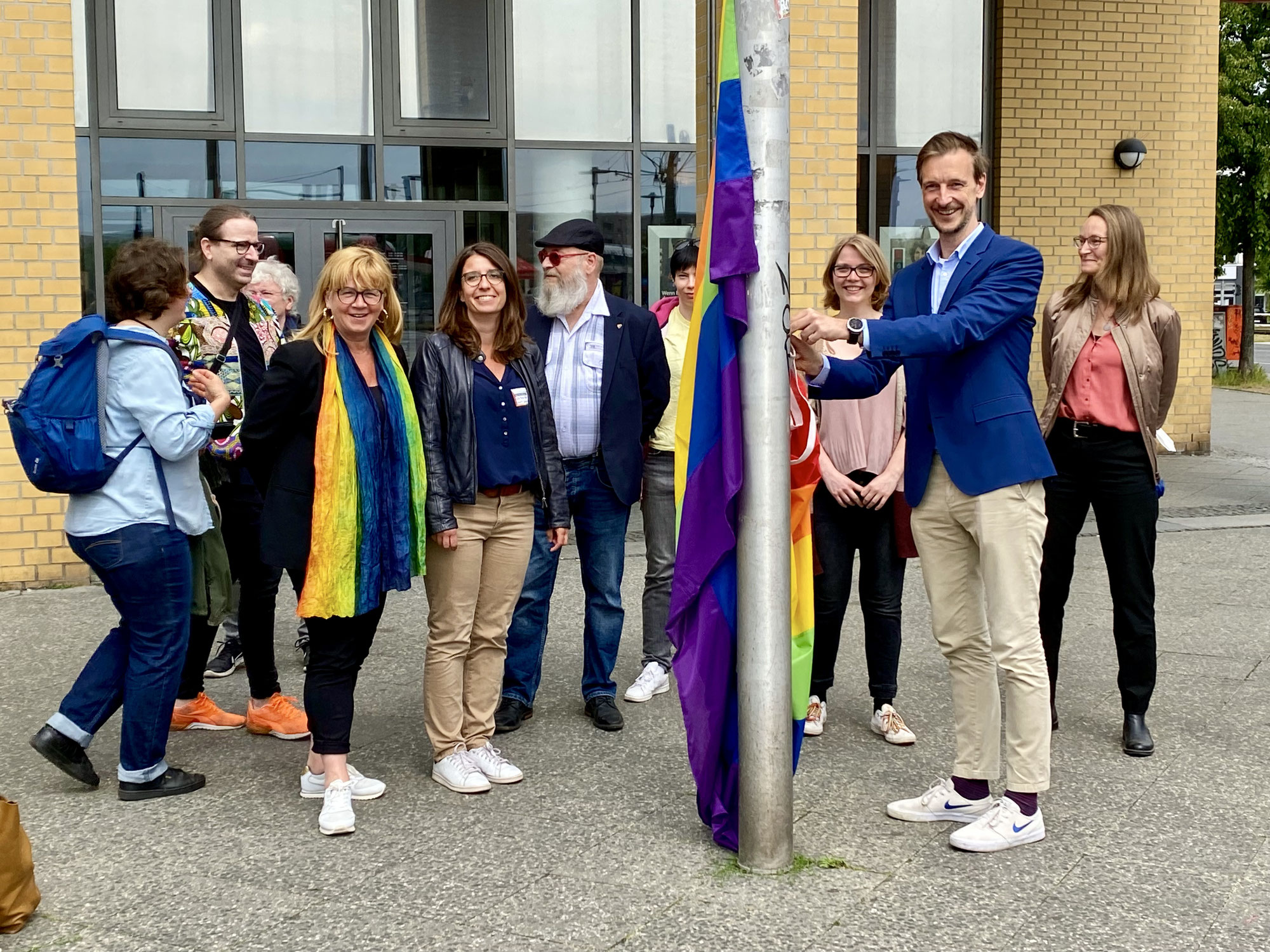 Marzahn-Hellersdorf lässt Regenbogenfahne wehen