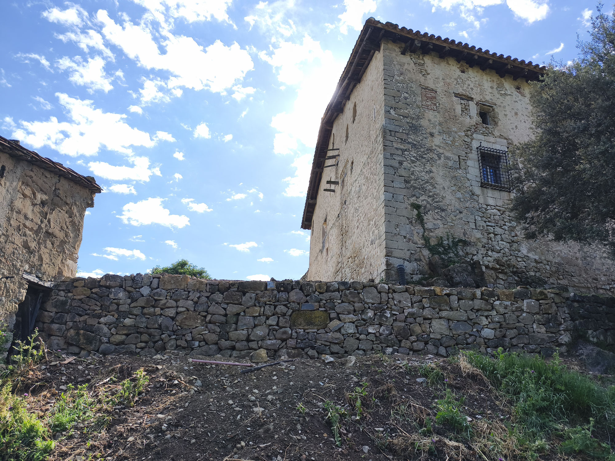 Restauración de pavimentos y muros de piedra en seco en el Castell del Baró d'Herbers. Plan Restaura 2025