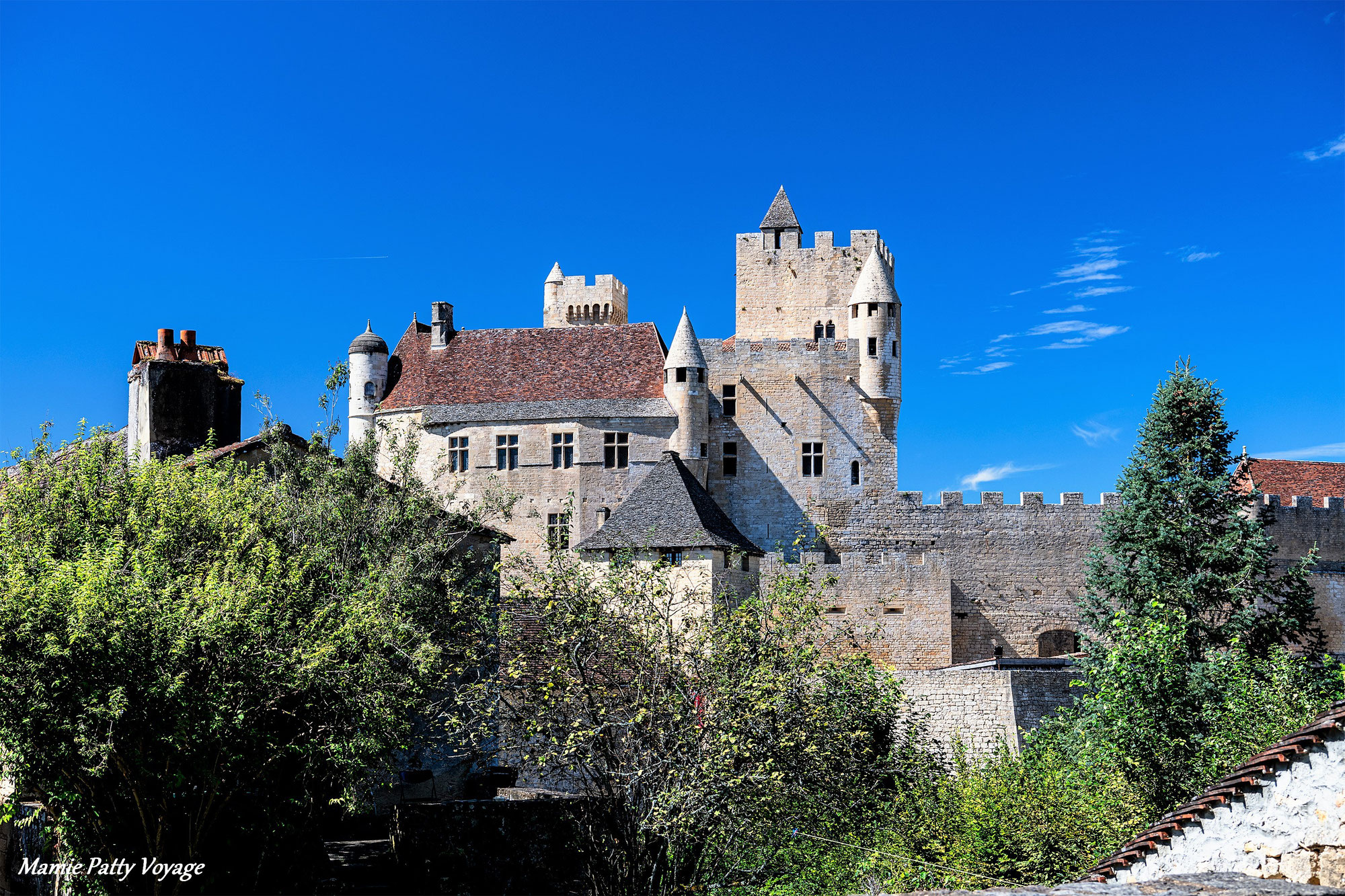 Le Château de Beynac, derrière les remparts de la forteresse