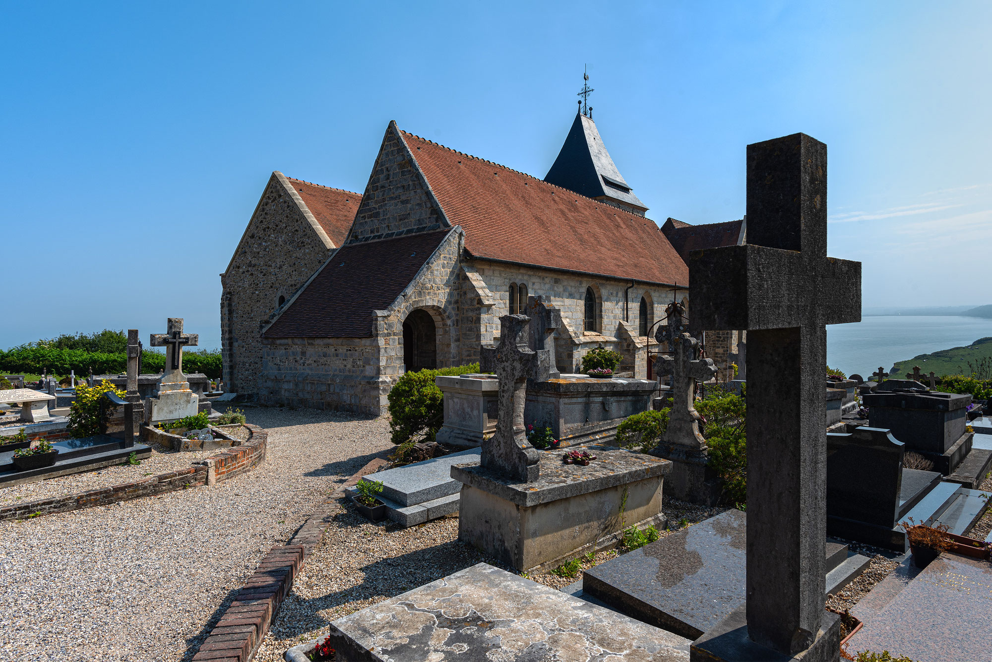 Varengeville-sur-Mer, un cimetière et une église face à la mer