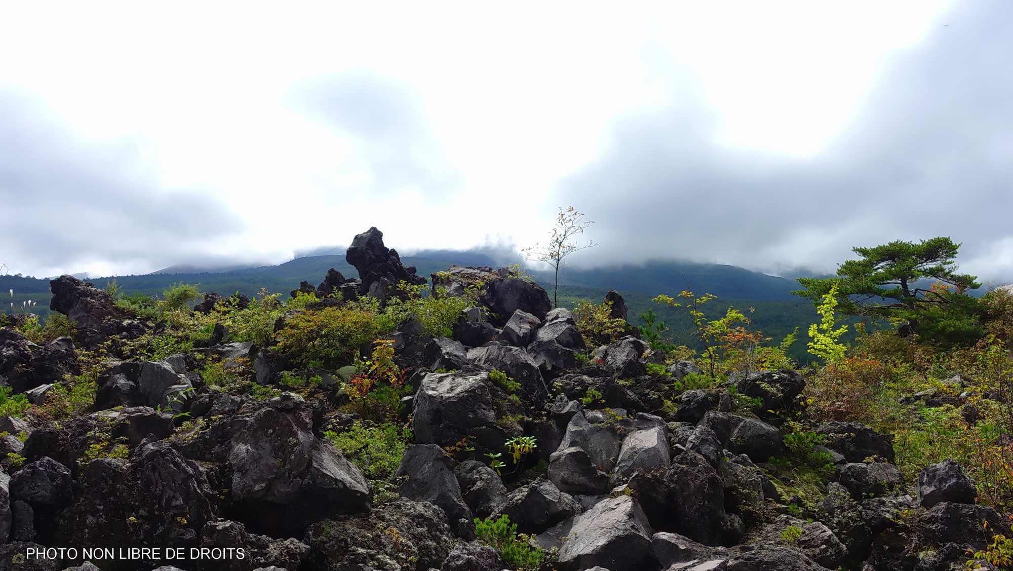 Le Mont Asama, un volcan toujours actif