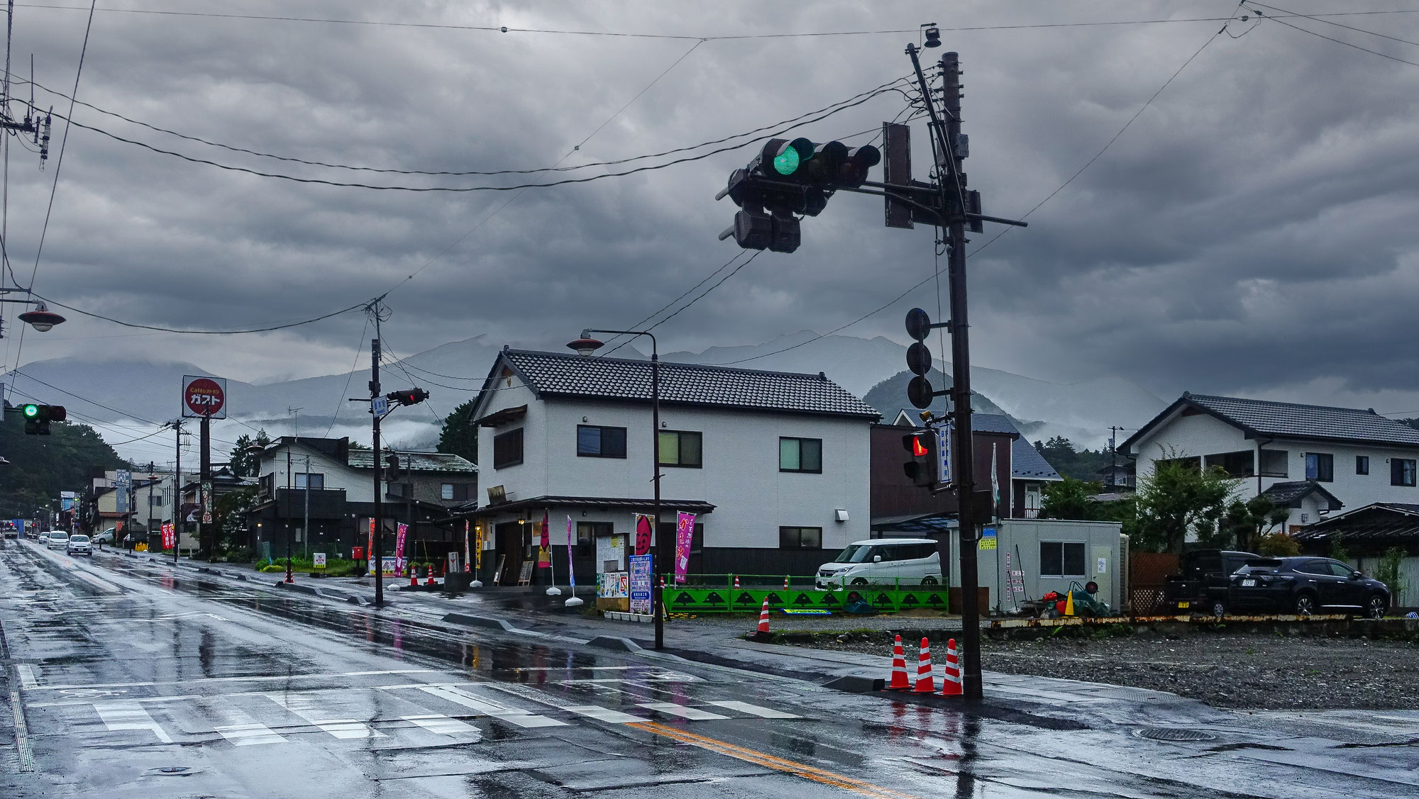 Nikko, une rue unique sous la pluie