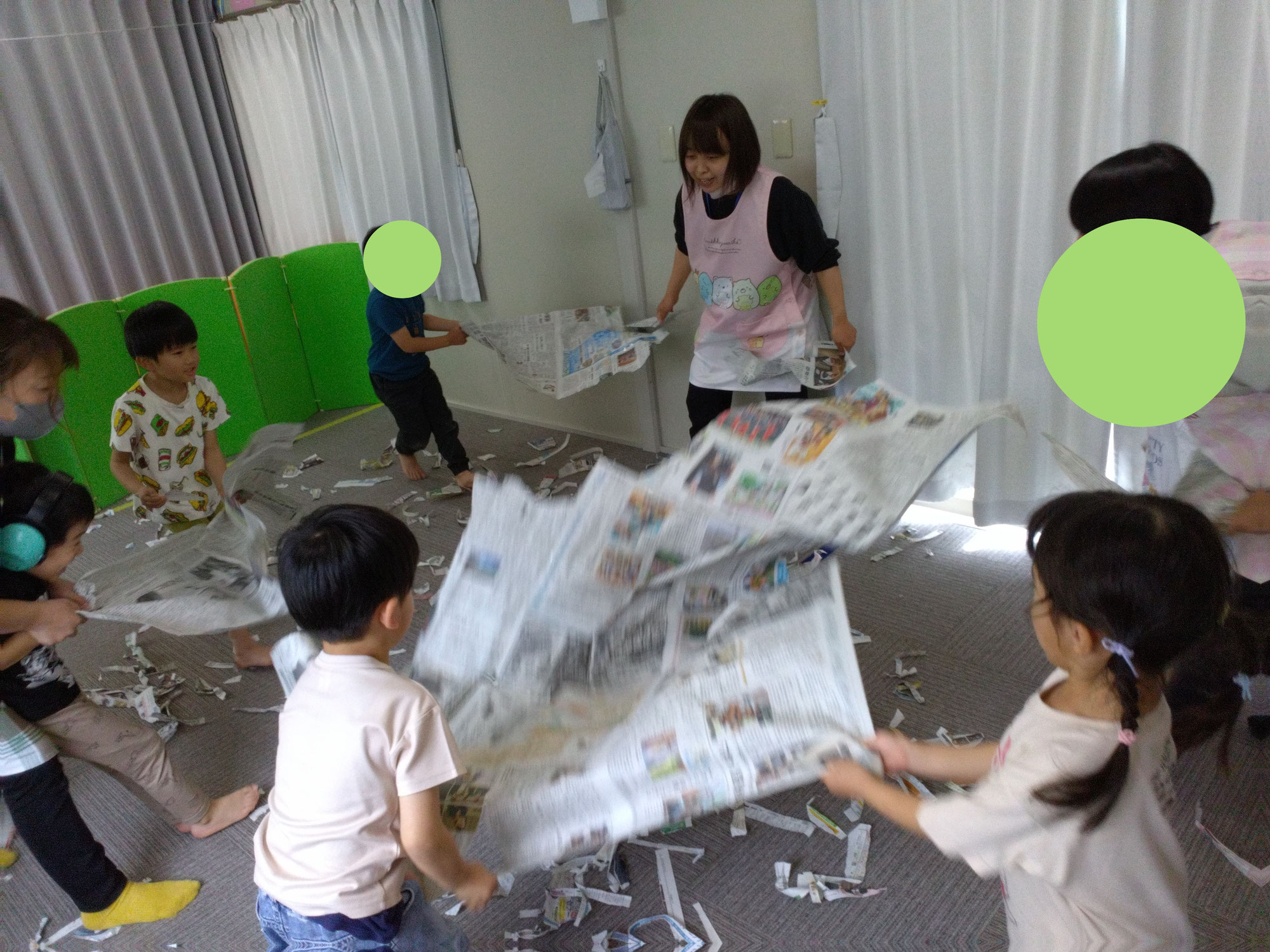 びりばり，くしゃくしゃ，新聞紙で遊んだよ！