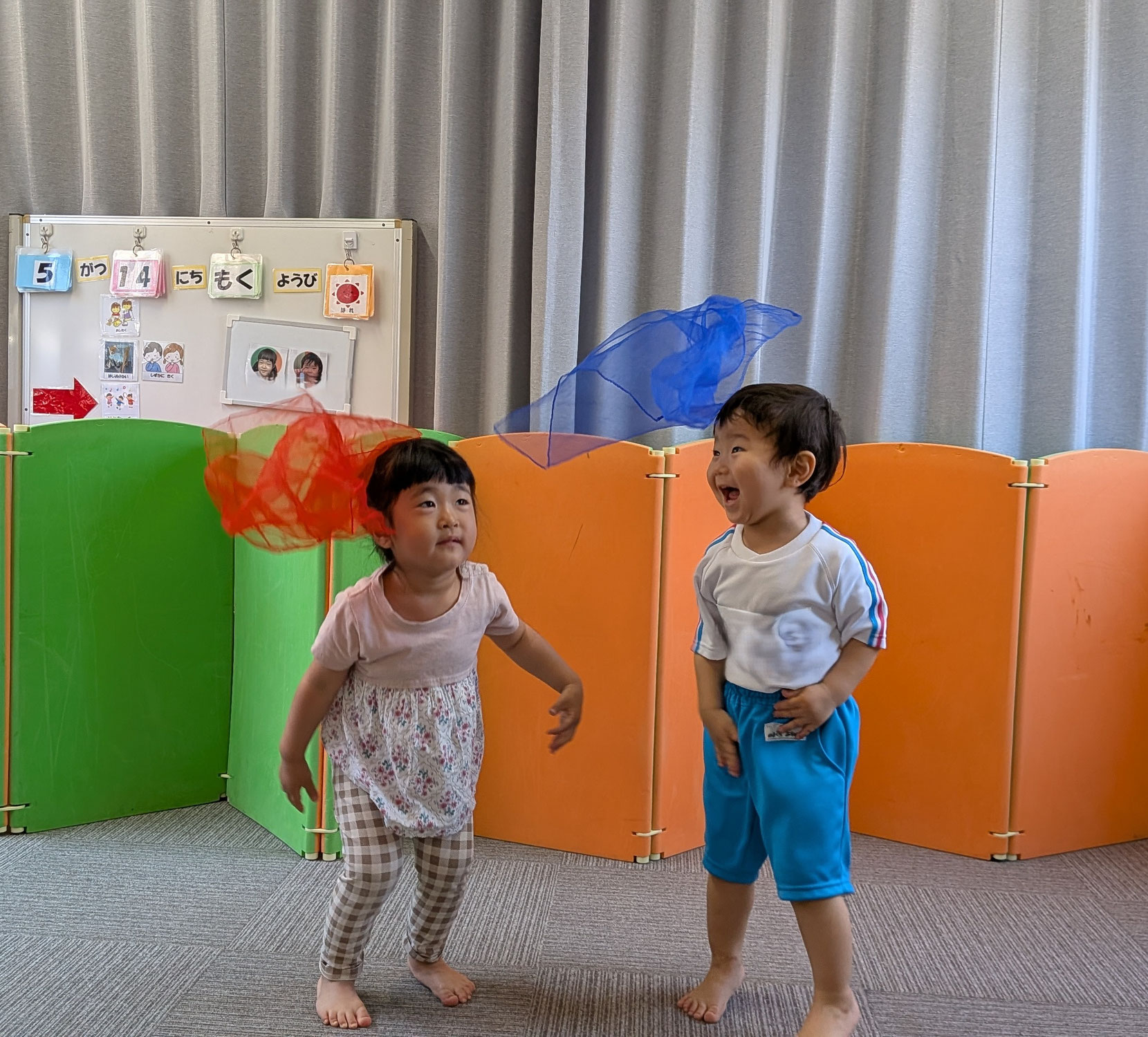 お花が笑った♪～シフォンスカーフ遊び