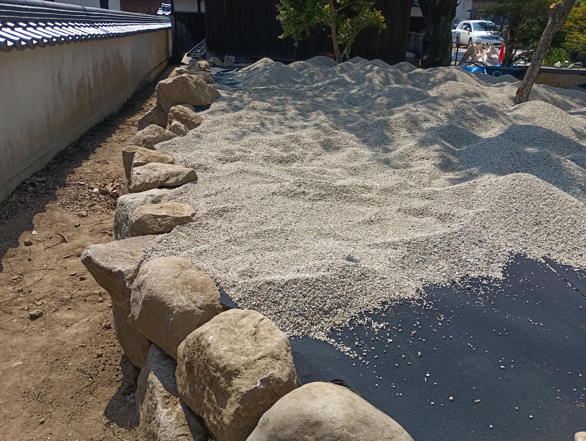 亀山市の寺院で庭の伐根から、防草シート砂利まで