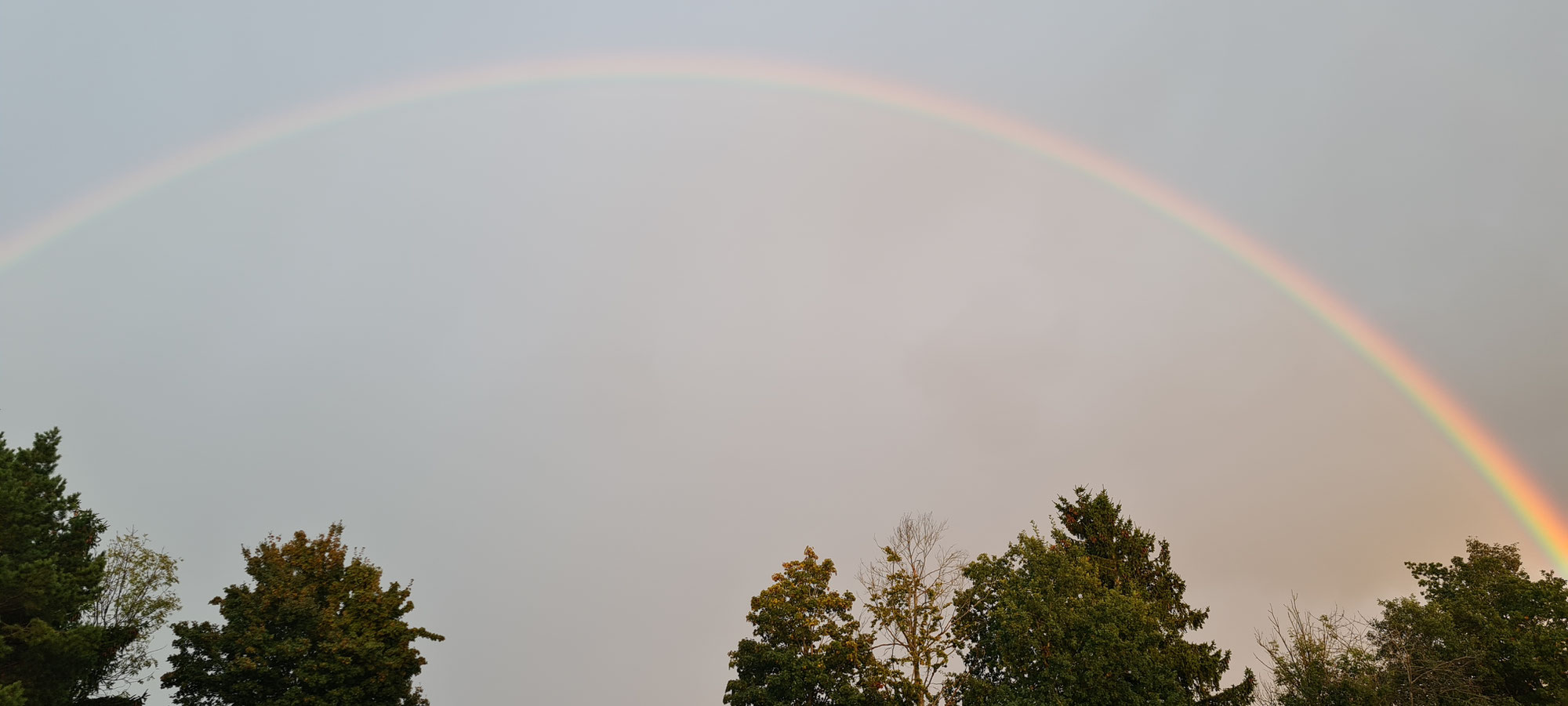 Regenbogen über dem Campingplatz