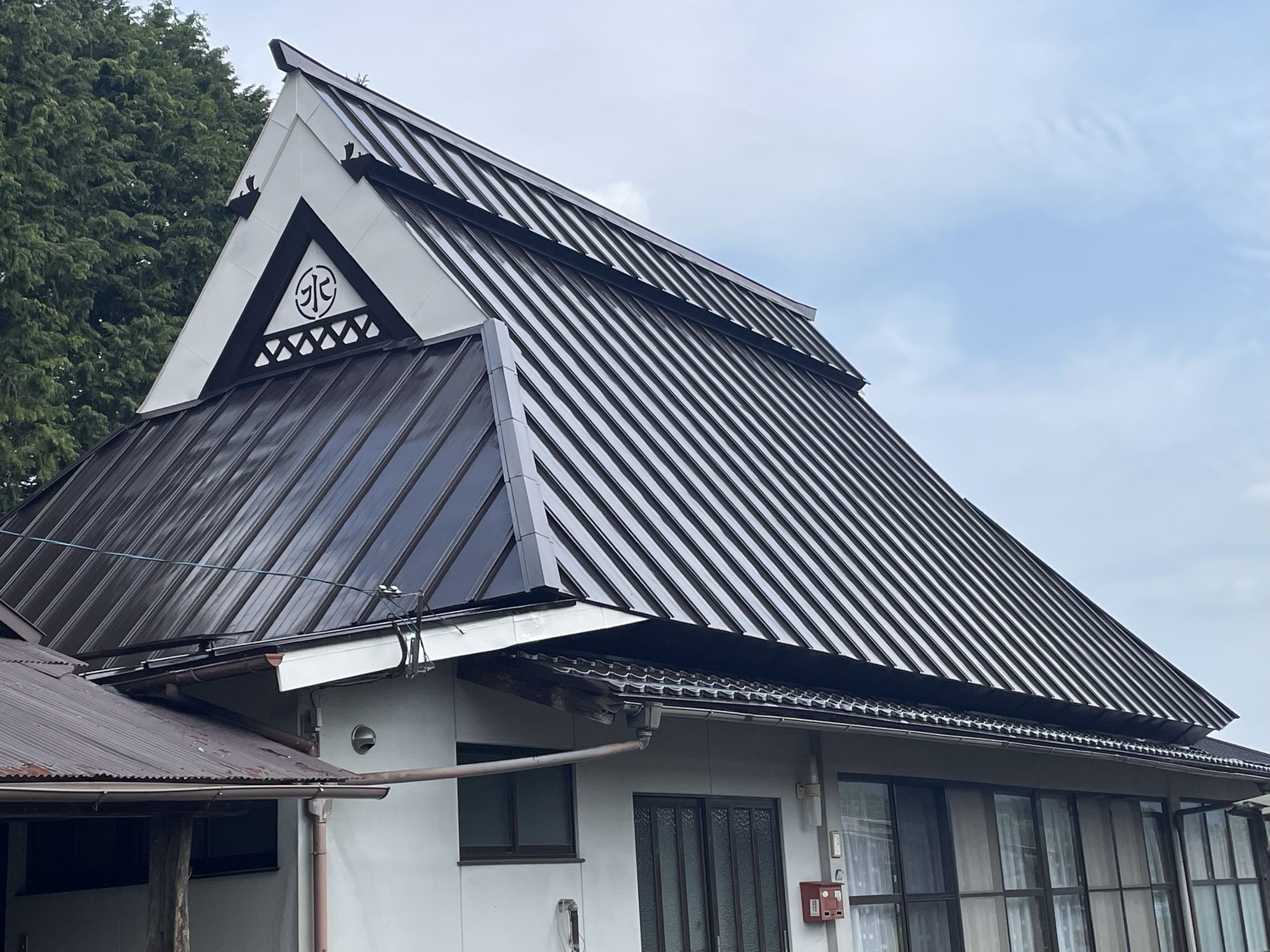 岡山県　トタン屋根の塗装が剥がれている