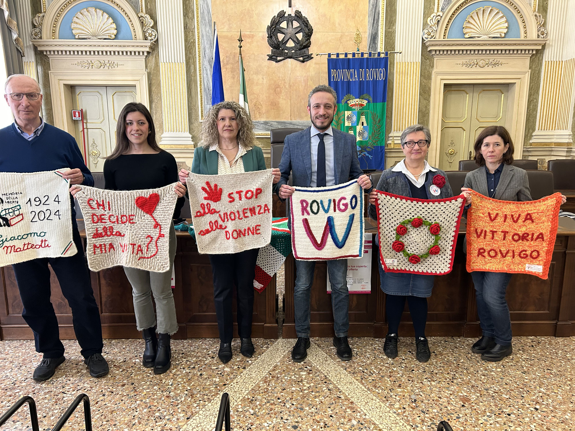 Viva Vittoria: tanti quadrati di coperte di lana contro la violenza sulle donne