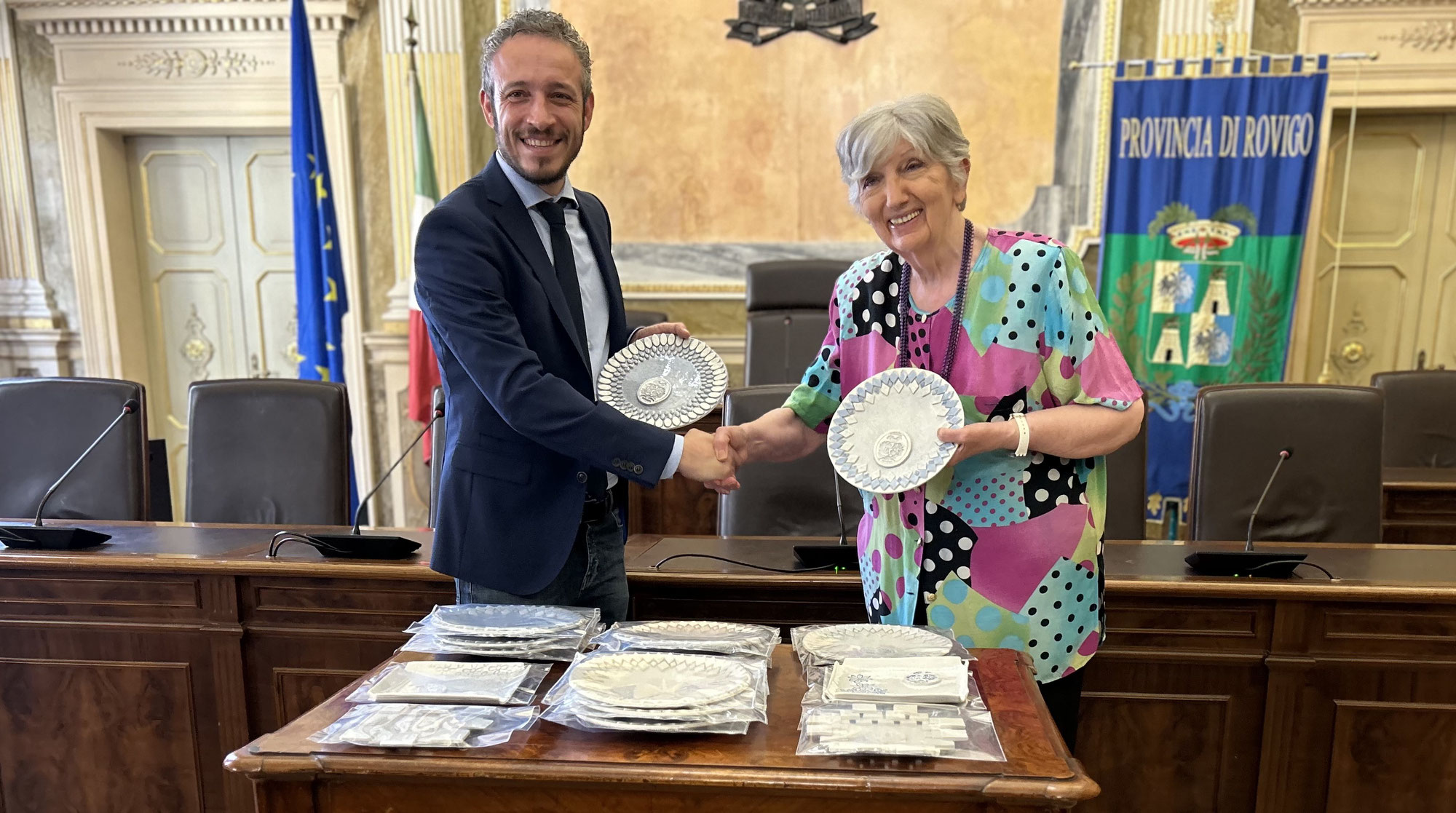 “Pianeta Handicap” fa dono di piatti logati in ceramica
