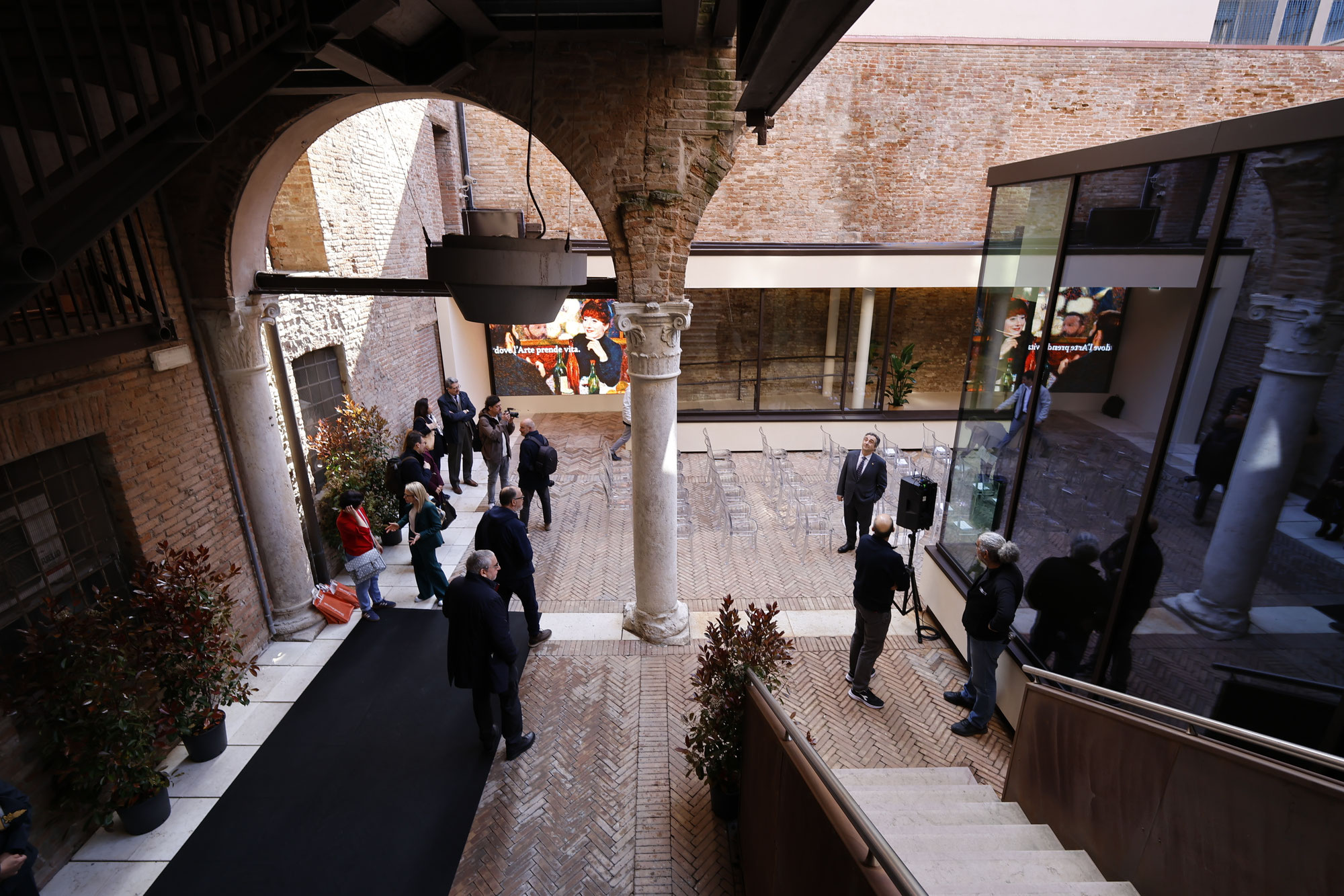Palazzo Roverella accoglie i visitatori attraverso il nuovo cortile