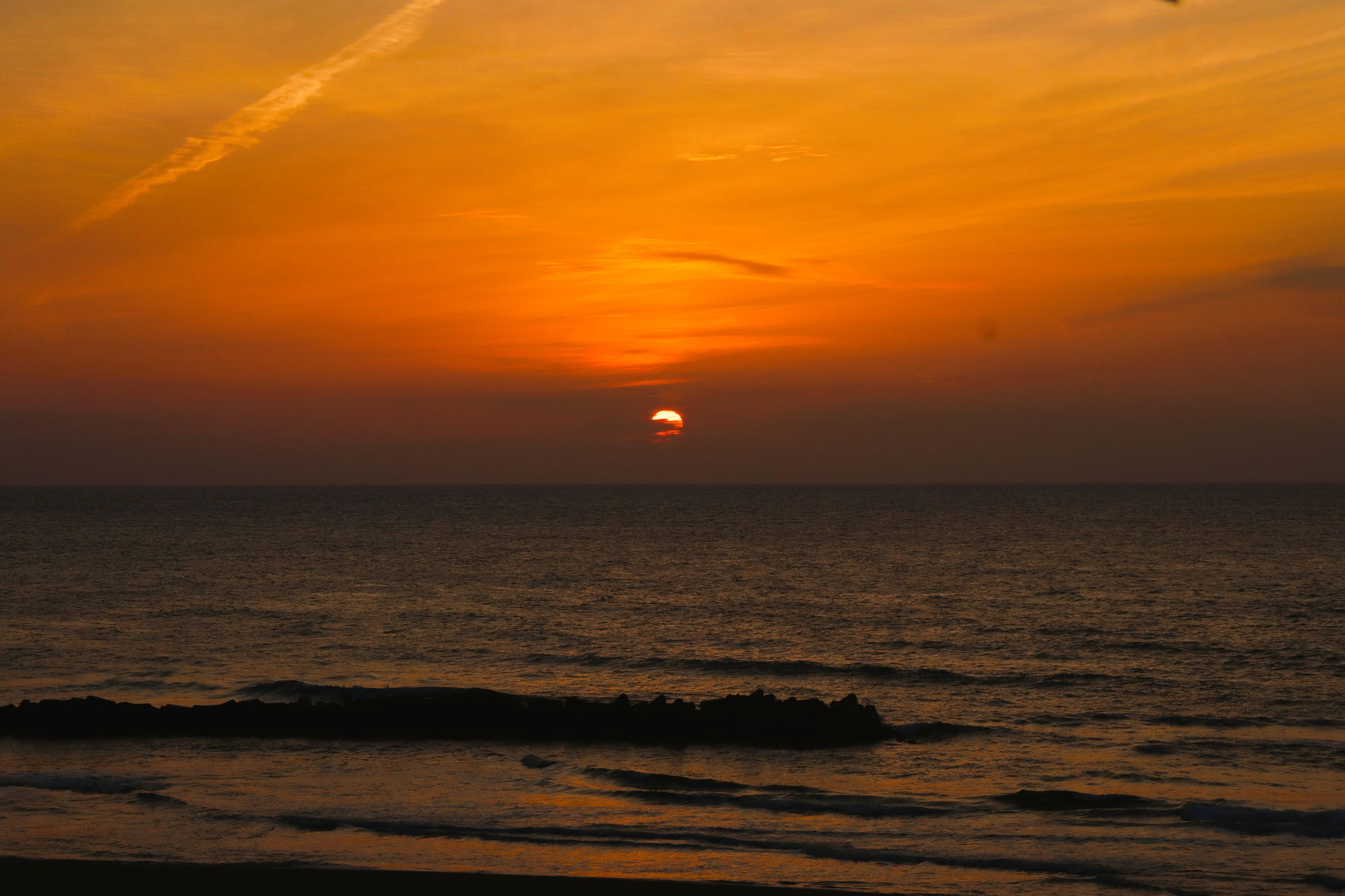 部屋から臨む春の夕日