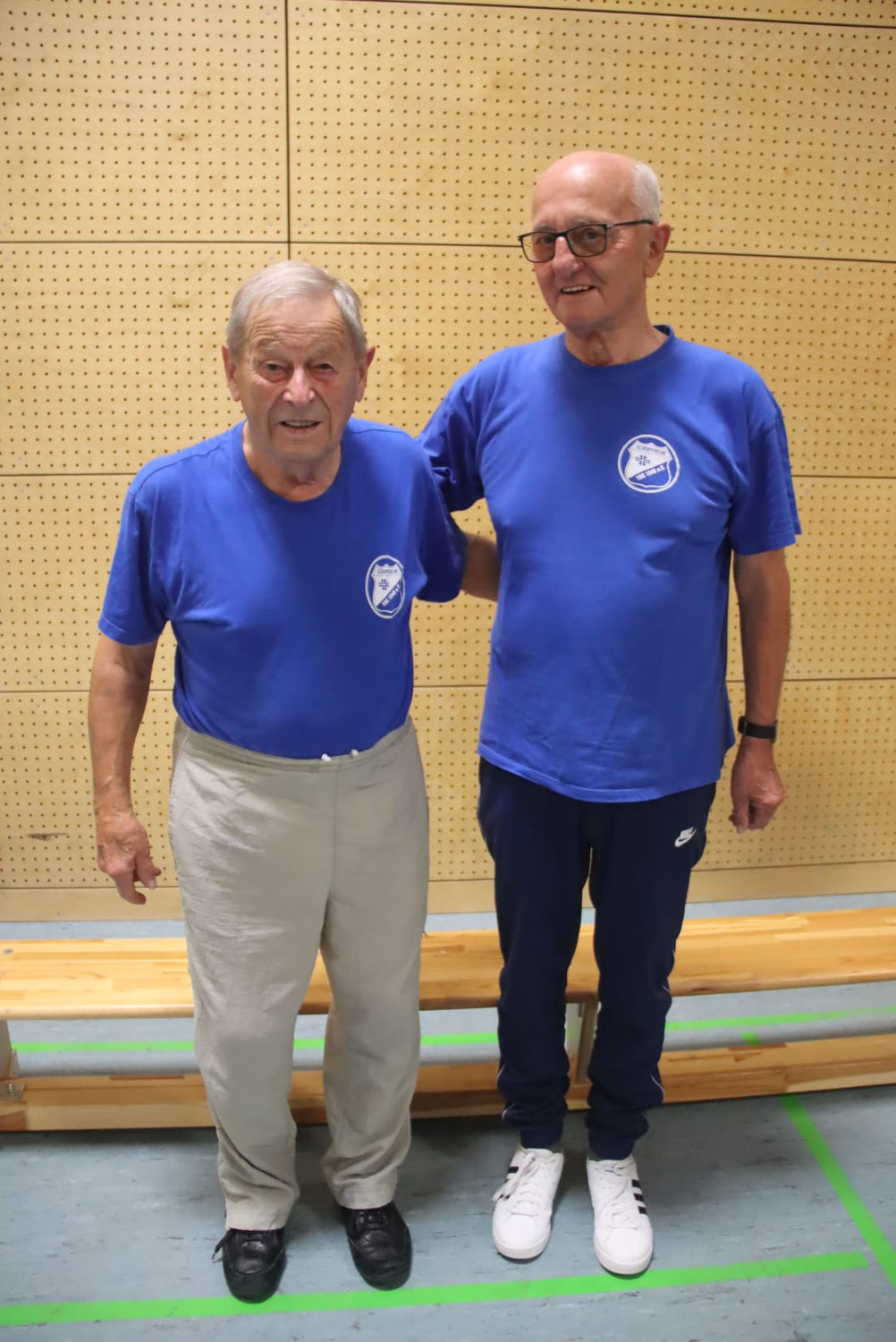 Übungsleiter Karlheinz Andris mit seinem ältesten Teilnehmer Herbert Trost
