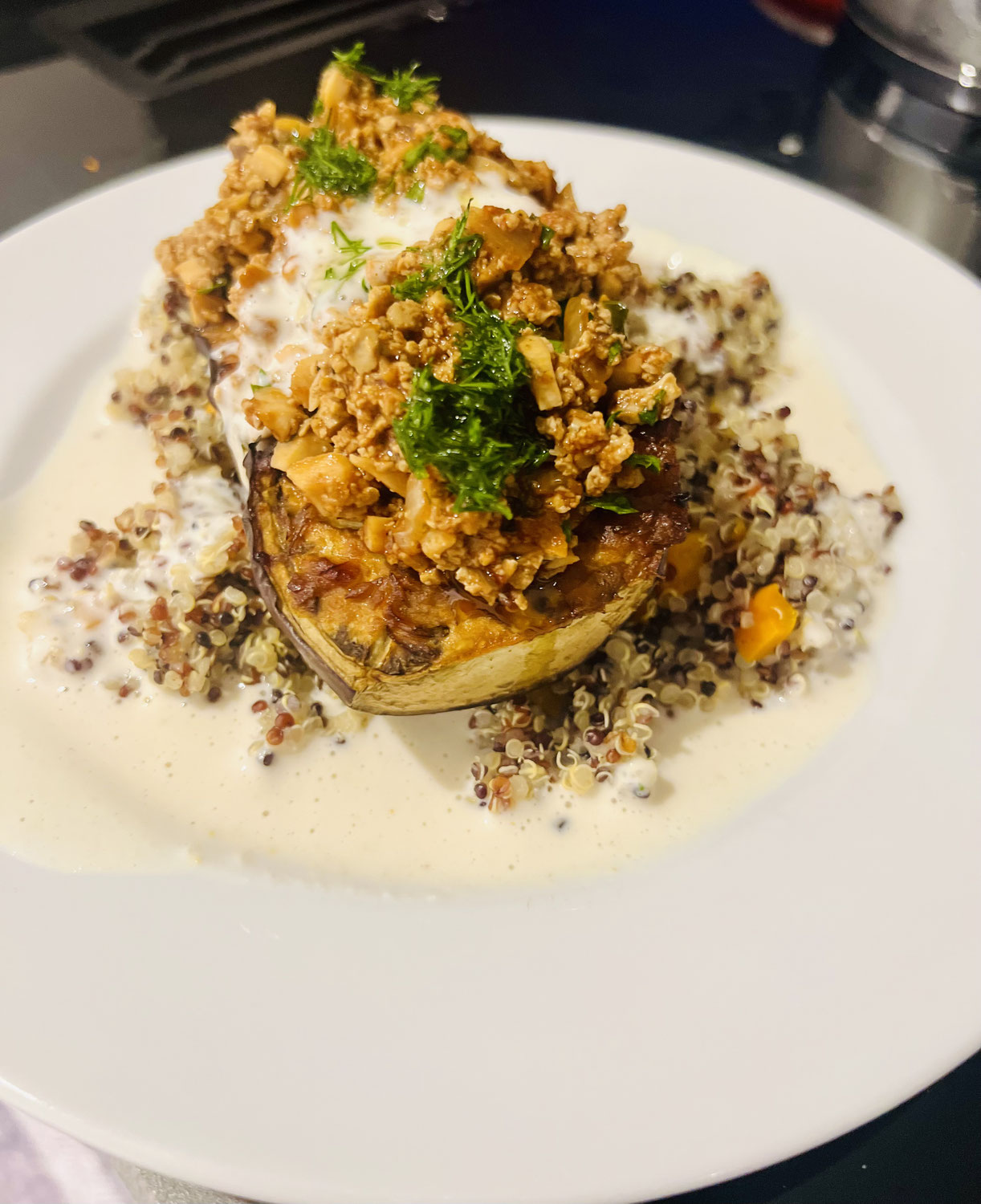 Melanzani mit Misomarinade, Quinoa, Kräuterseitlingsduxelles, Dillöl und Pinienkernemulsion