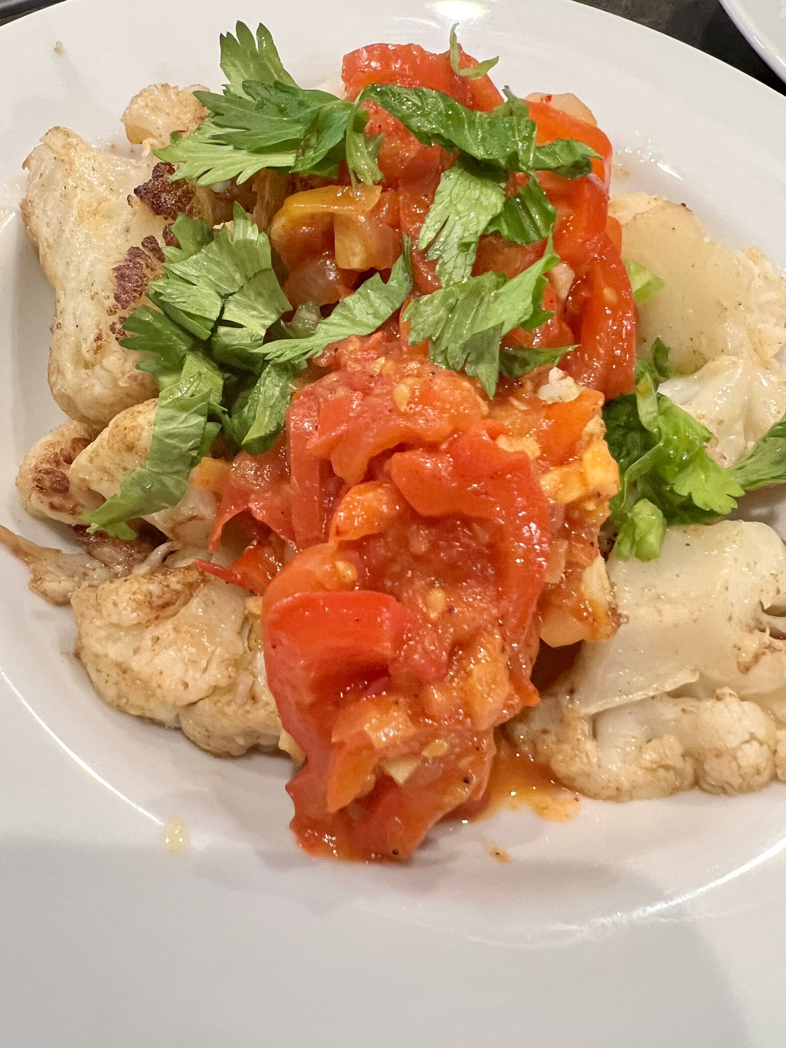 Karfiol geröstet mit Paprikatomatenragout