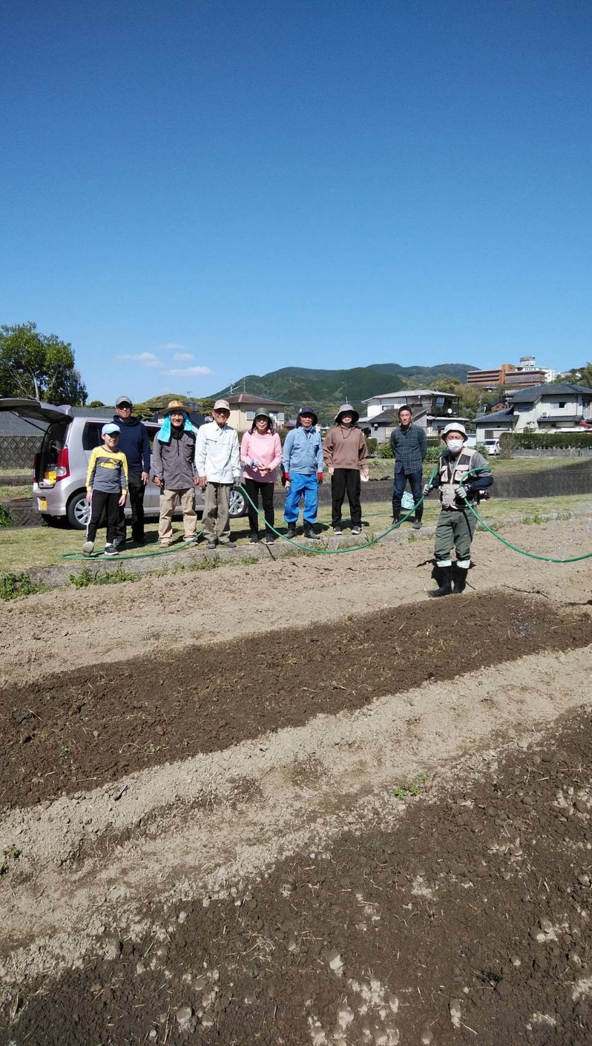 ひまわりの種まきをしました。