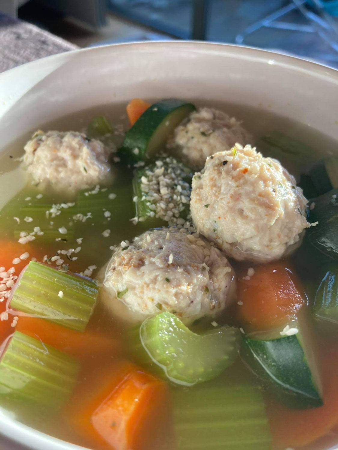 Bouillon de légumes aux boulettes de poulet