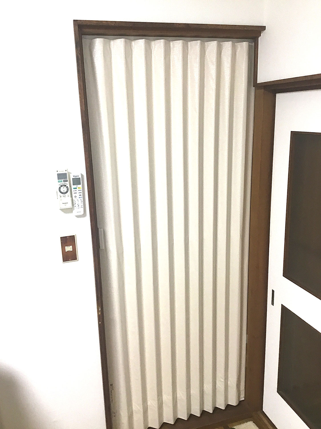 住宅改修|扉をアコーディオンカーテンへ変更施工事例