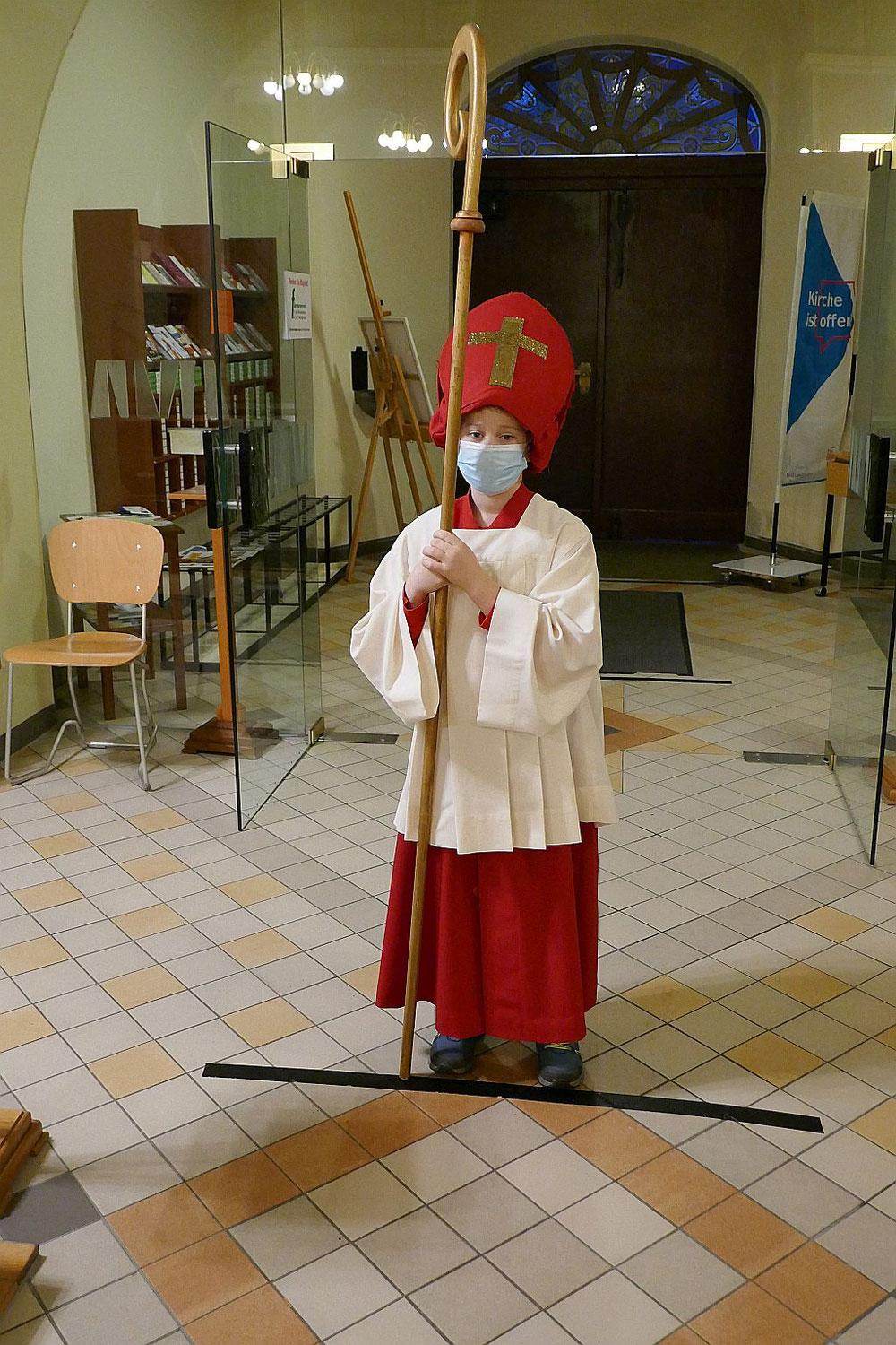 Erstkommunionkinder und die Legende vom Hl. Nikolaus