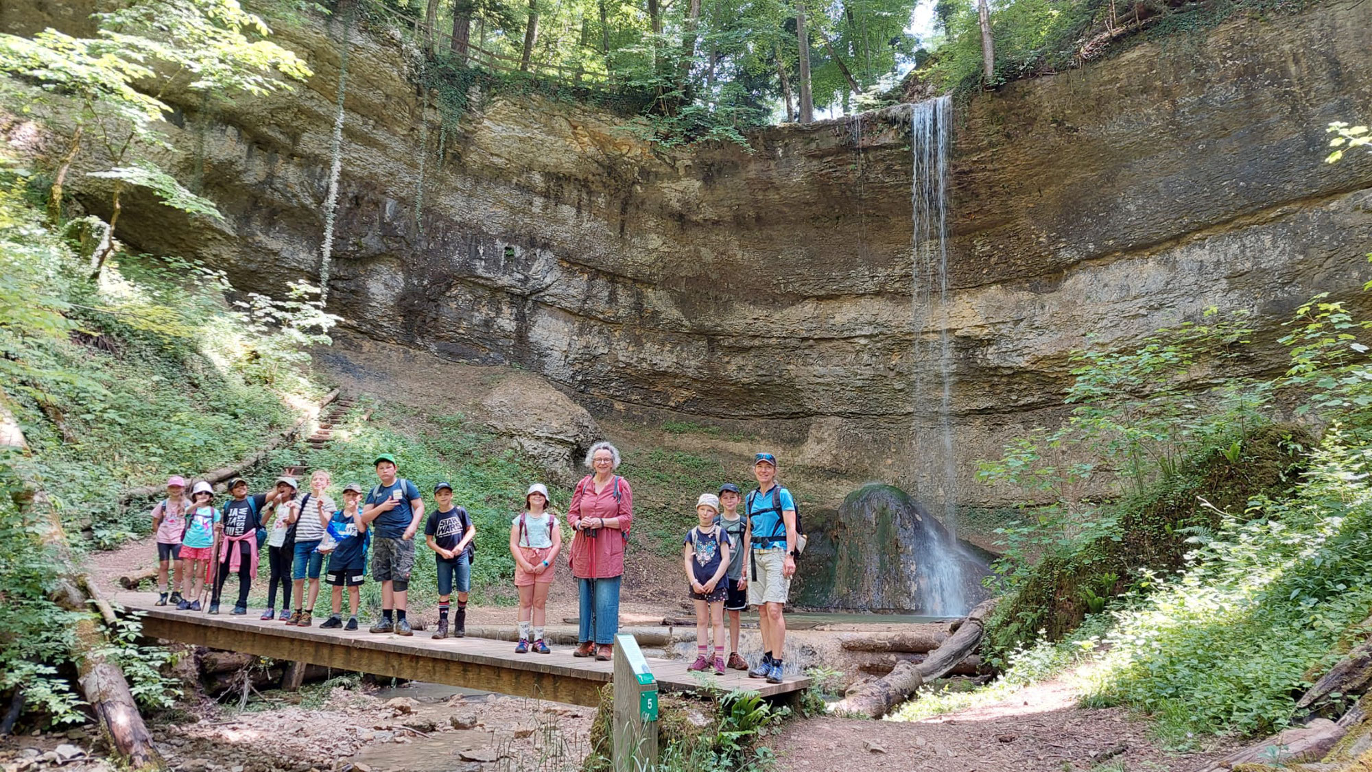 Schulreise zum flüssigen Gold und zu den Wasserfällen