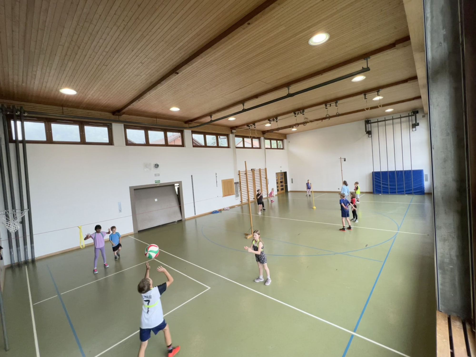 Volleyballunterricht im Tuttiturnen