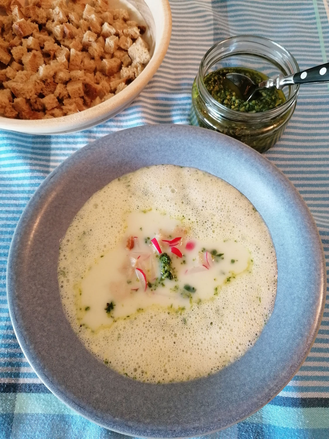 Knoblauchsuppe mit Pesto