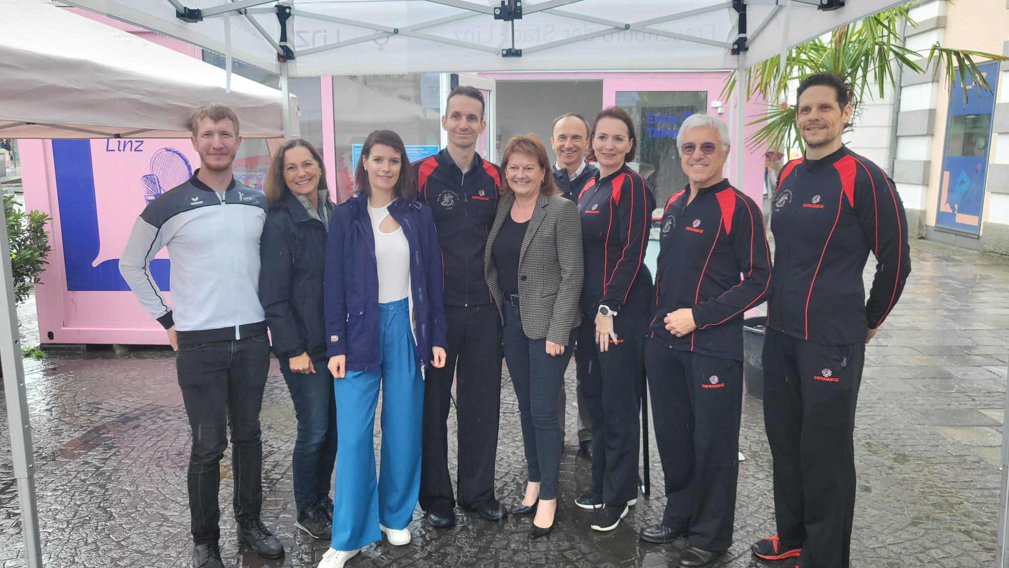 PR-Aktion am Hauptplatz - Nach Regen kommt Sonnenschein