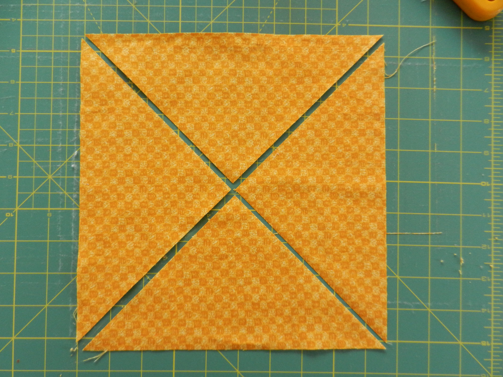 Het snijden van driehoeken uit een vierkant.