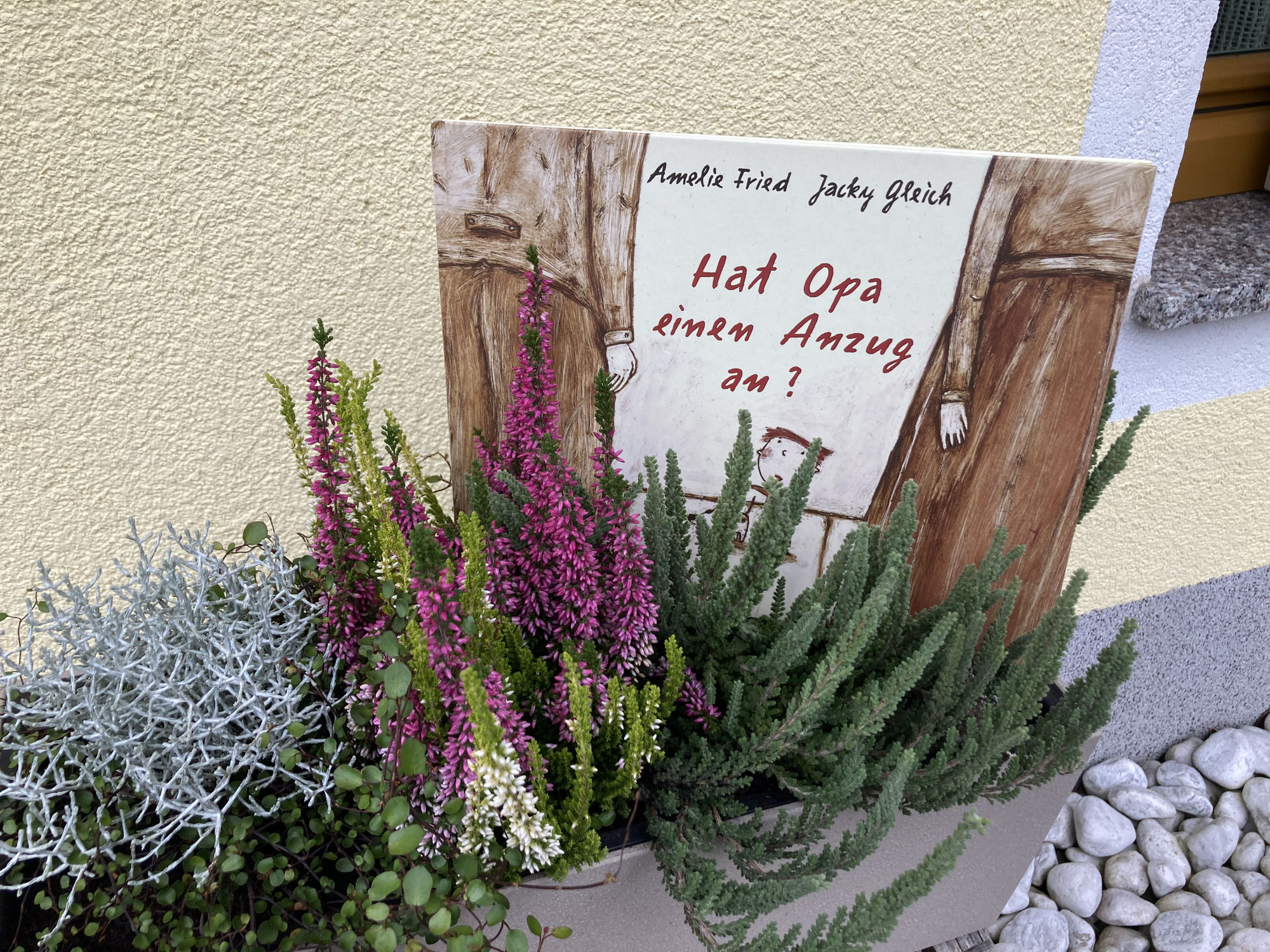 Hat Opa einen Anzug an..?