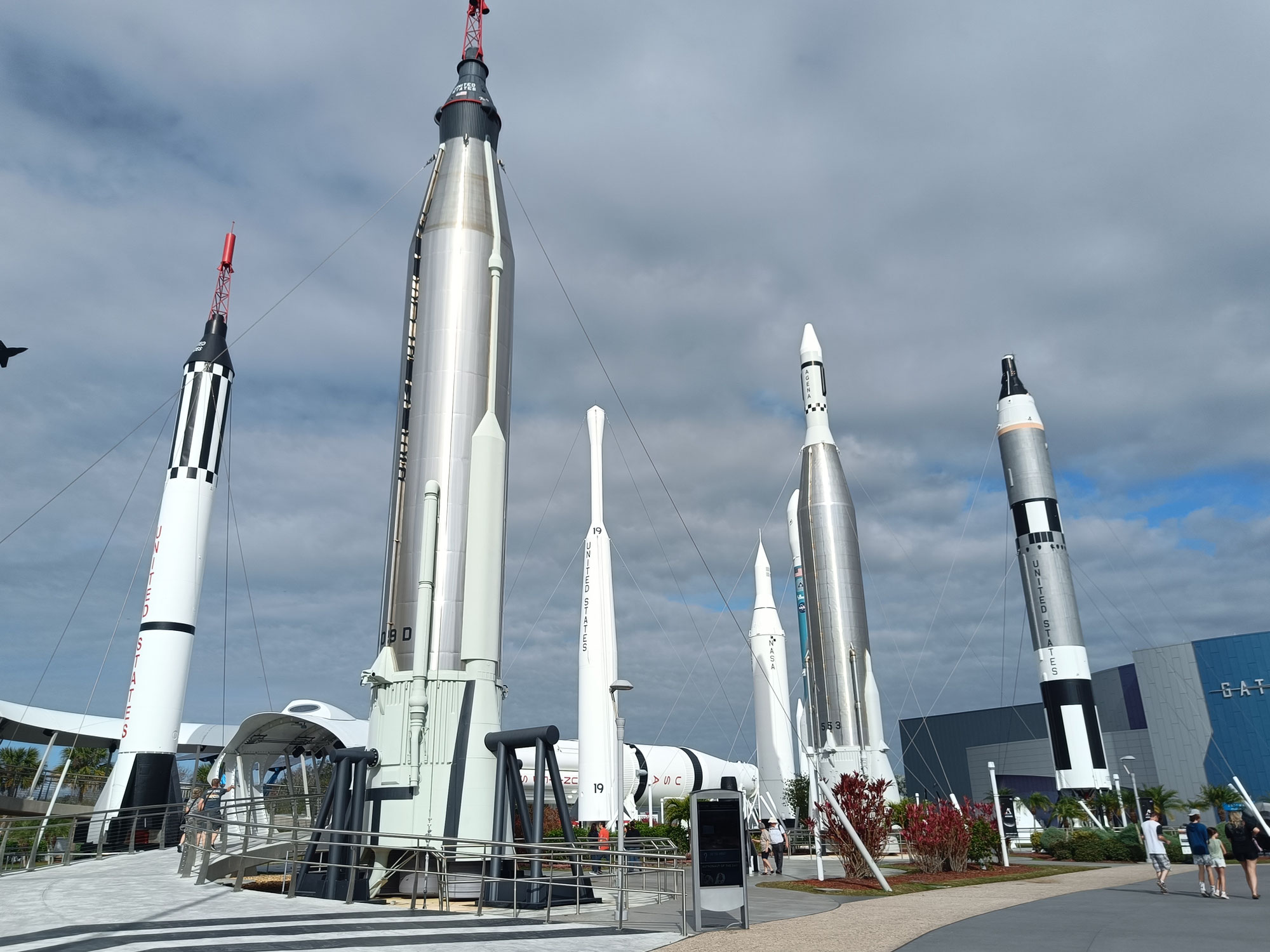 2x Kennedy Space Center und 2,5x Raketenstart