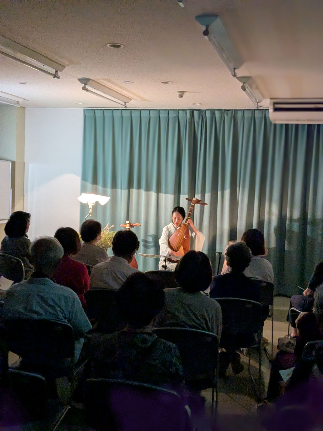 ”おはなしの扉”にて演奏させていただきました