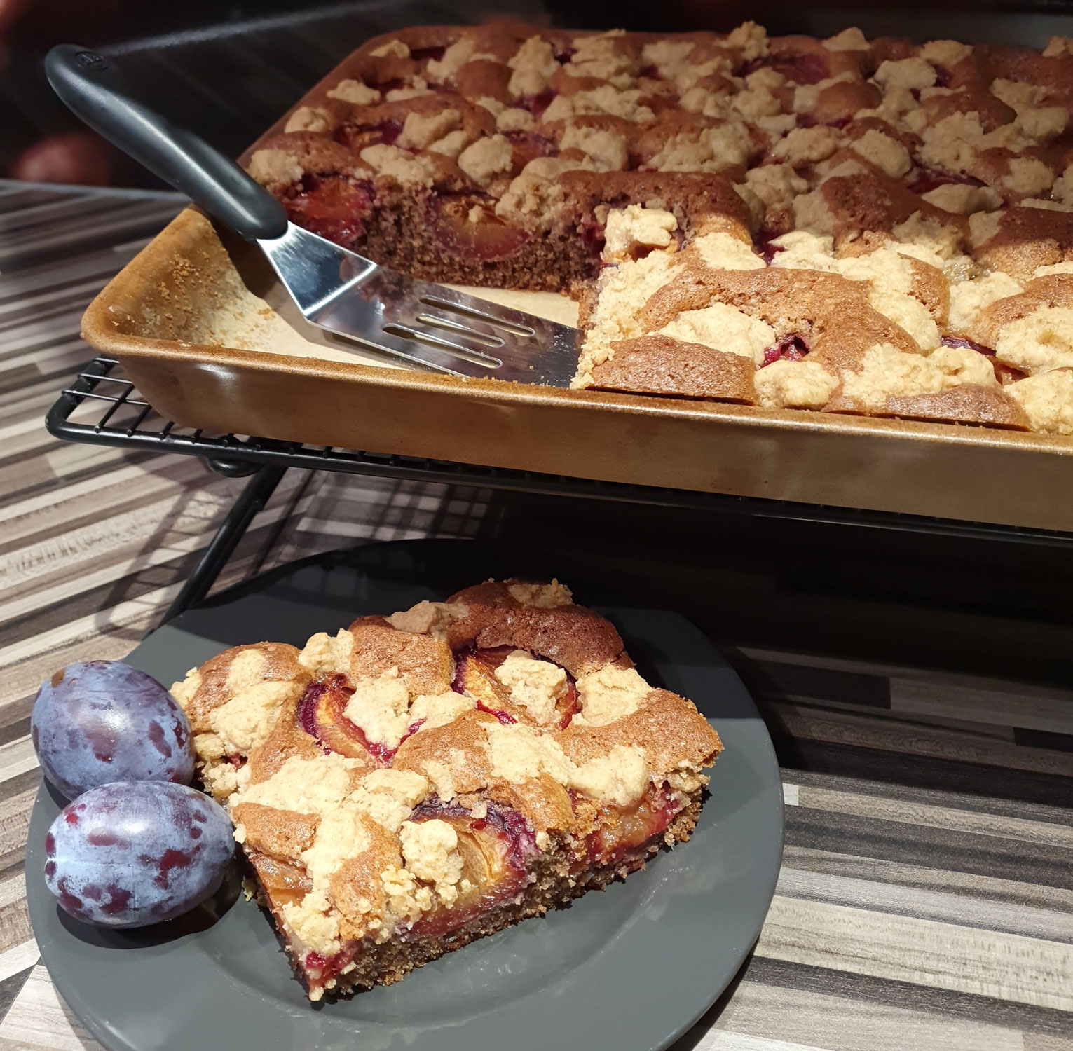 Walnuss-Zwetschgenkuchen mit Zimtstreusel