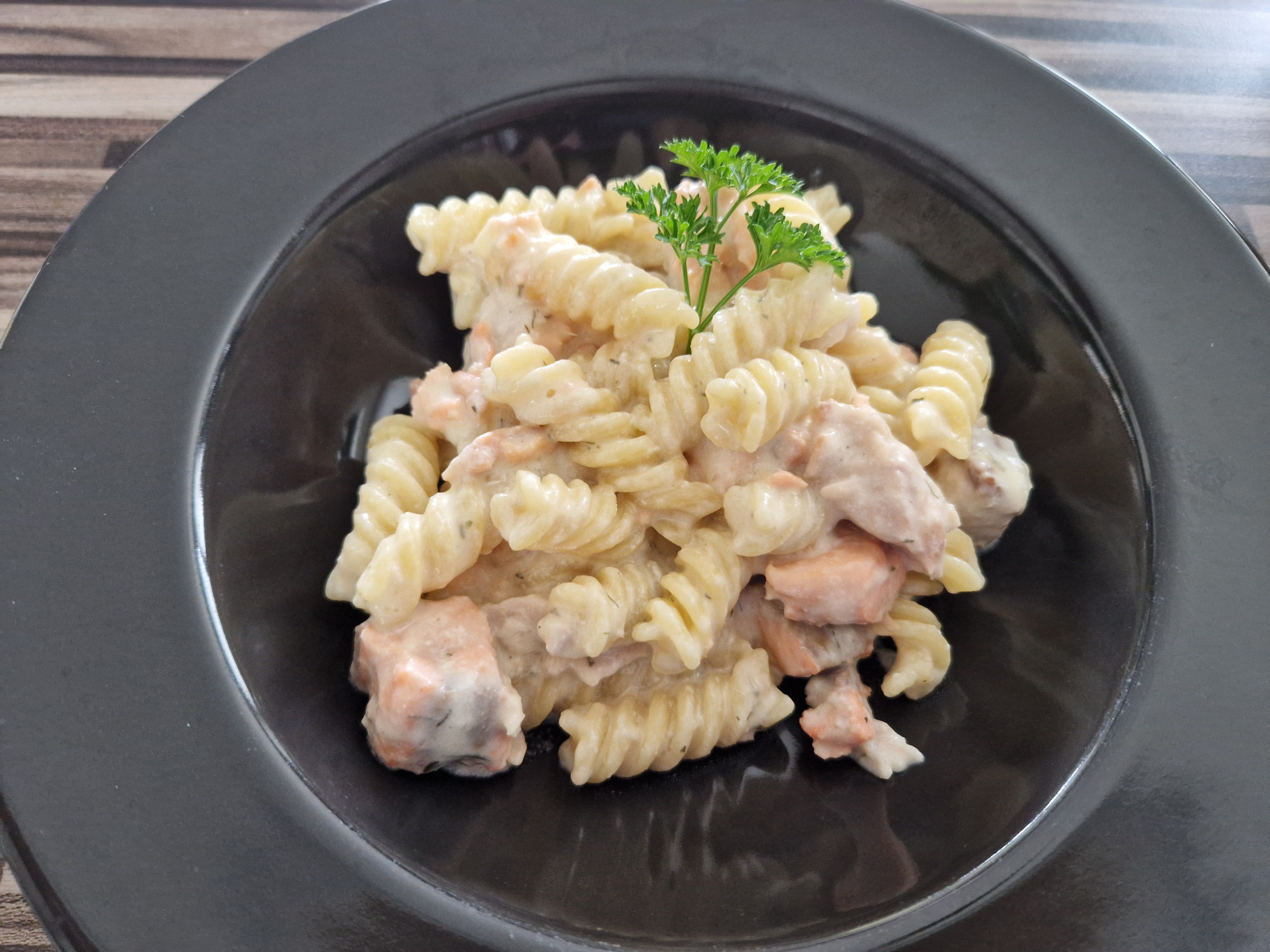 Nudeln in Lachs-Sahne-Soße