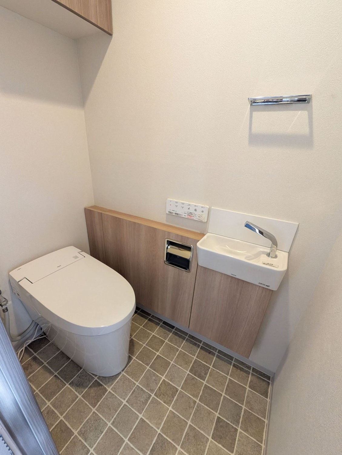 カウンター手洗い器や自動機能で快適トイレに