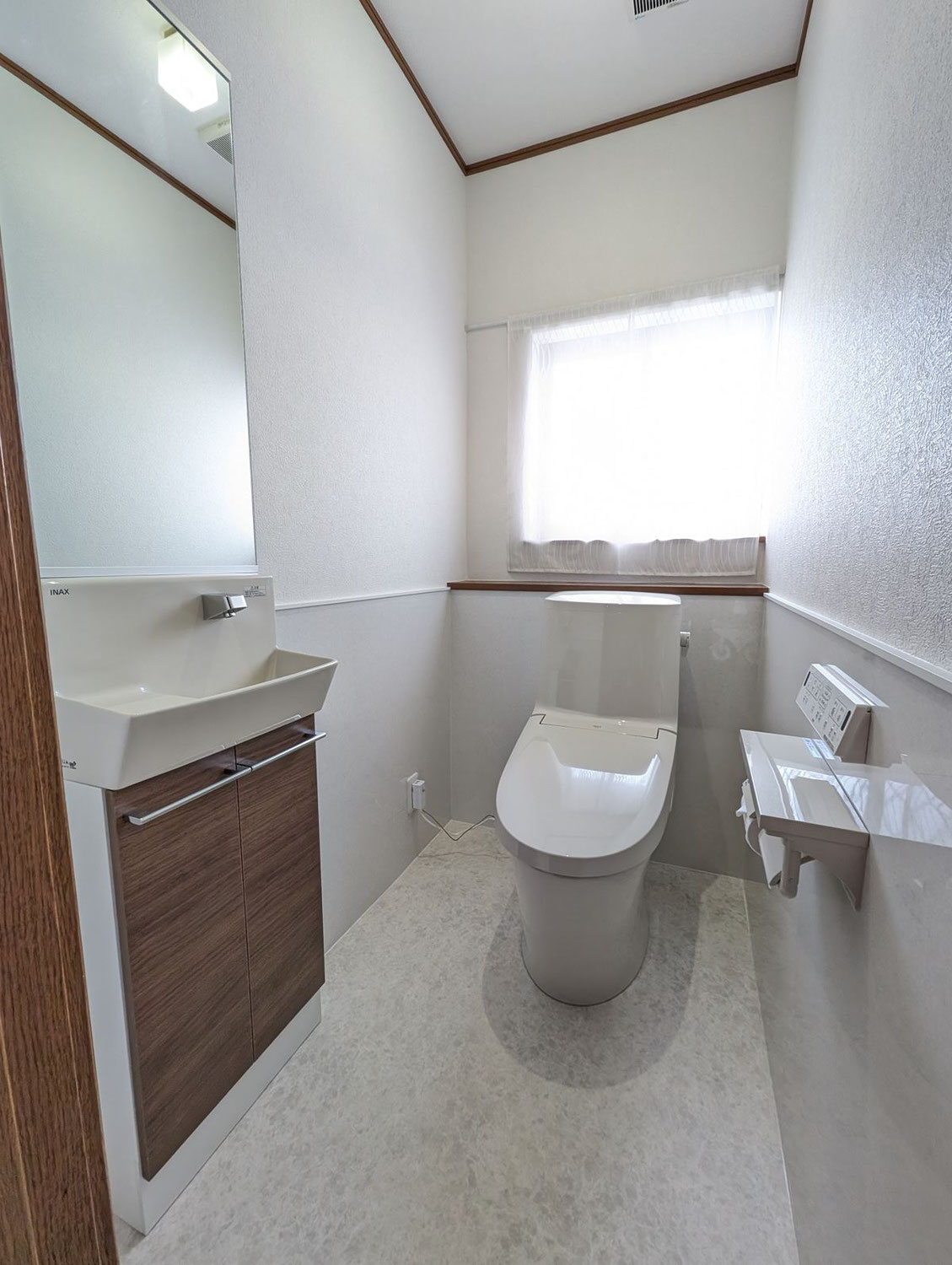 タイル仕上げのトイレ全体をグレードアップ